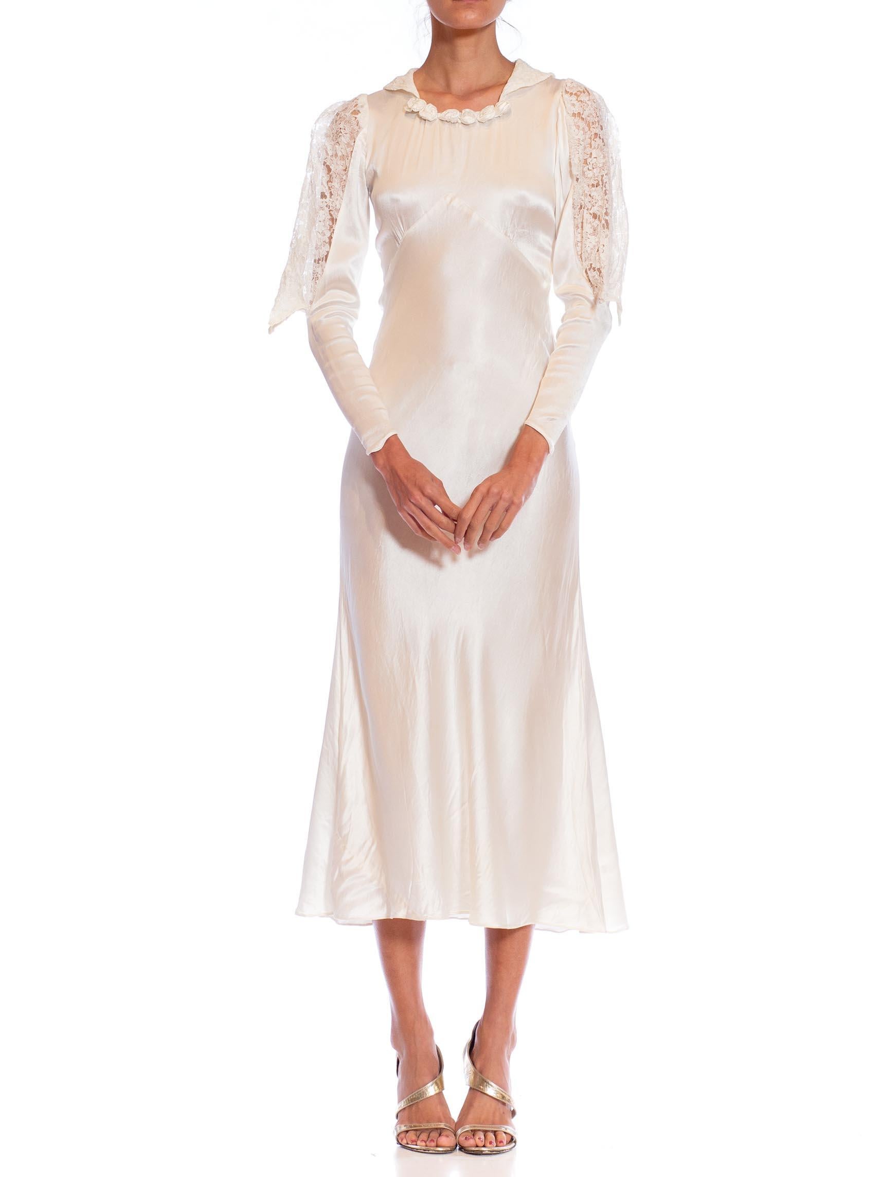 Robe à manches uniques des années 1930 en satin de rayonne crème et dentelle de Chantilly Pour femmes en vente