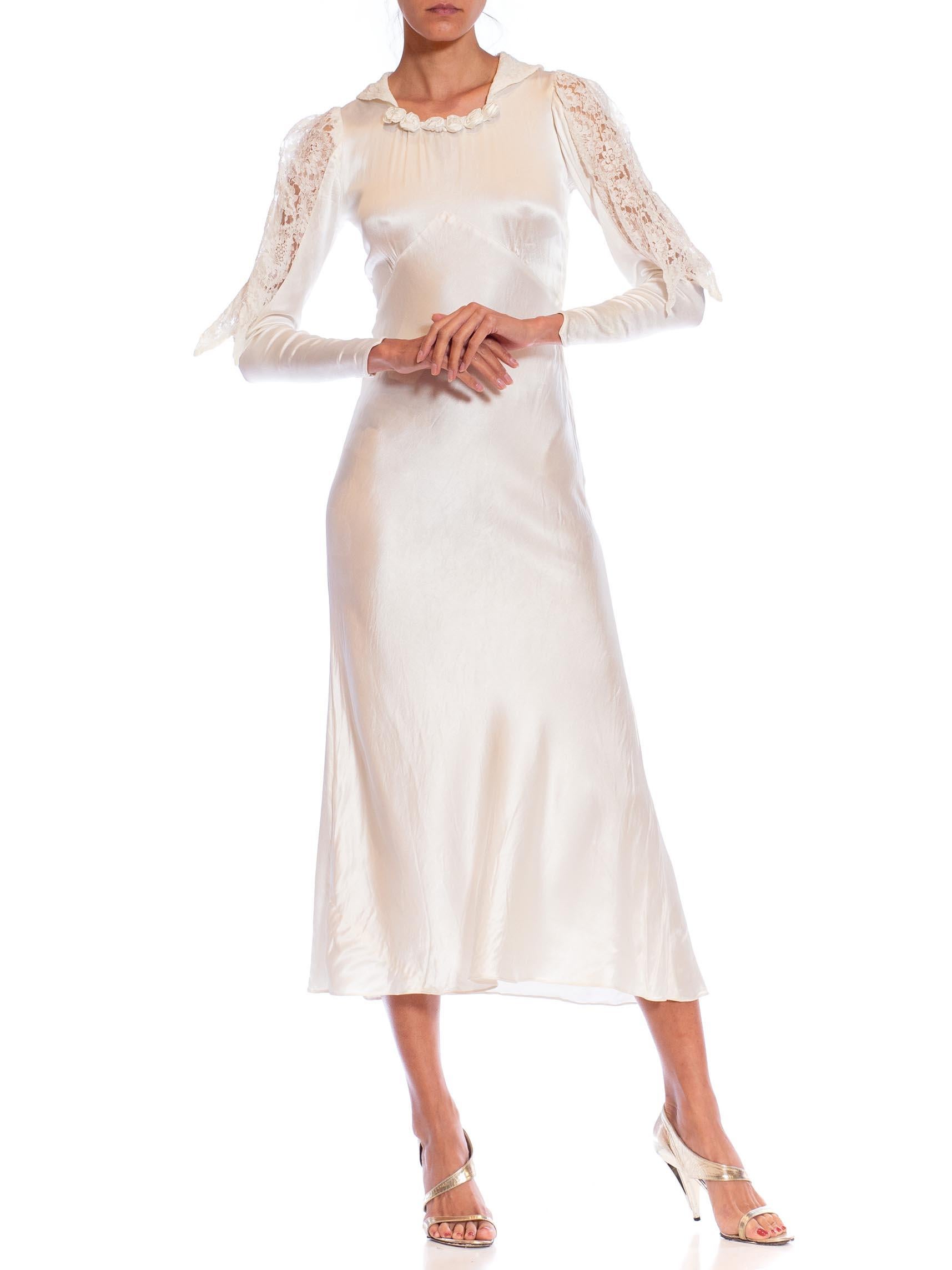 1930S Creme Rayon Satin & Chantilly Spitze Einzigartige Ärmel Kleid im Angebot 1