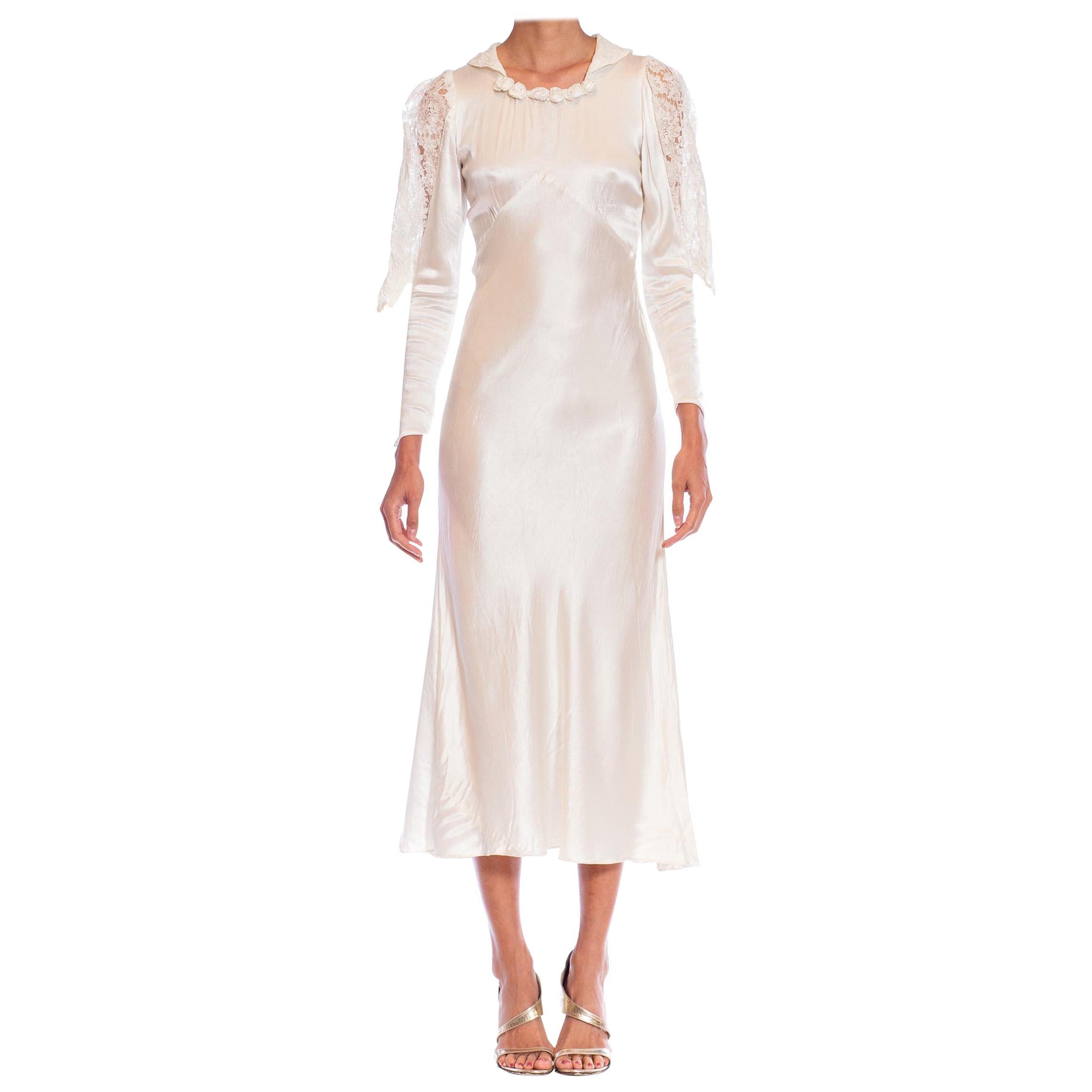 Robe à manches uniques des années 1930 en satin de rayonne crème et dentelle de Chantilly