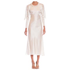 Robe à manches uniques des années 1930 en satin de rayonne crème et dentelle de Chantilly
