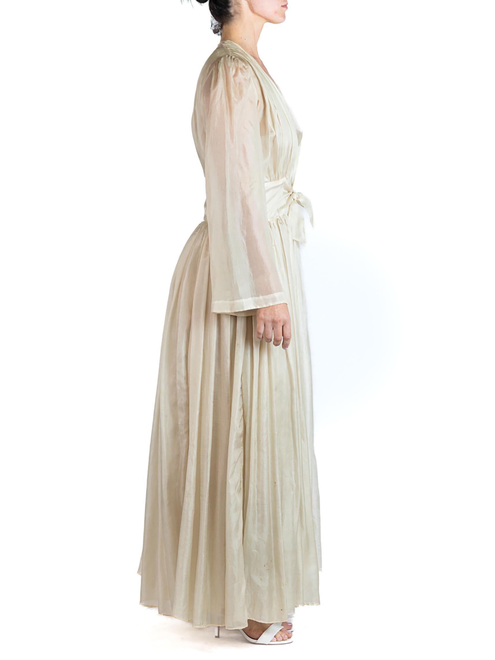 1930S Cream Silk Feather Weight Robe & Negligee Ensemble In Excellent Condition For Sale In New York, NY