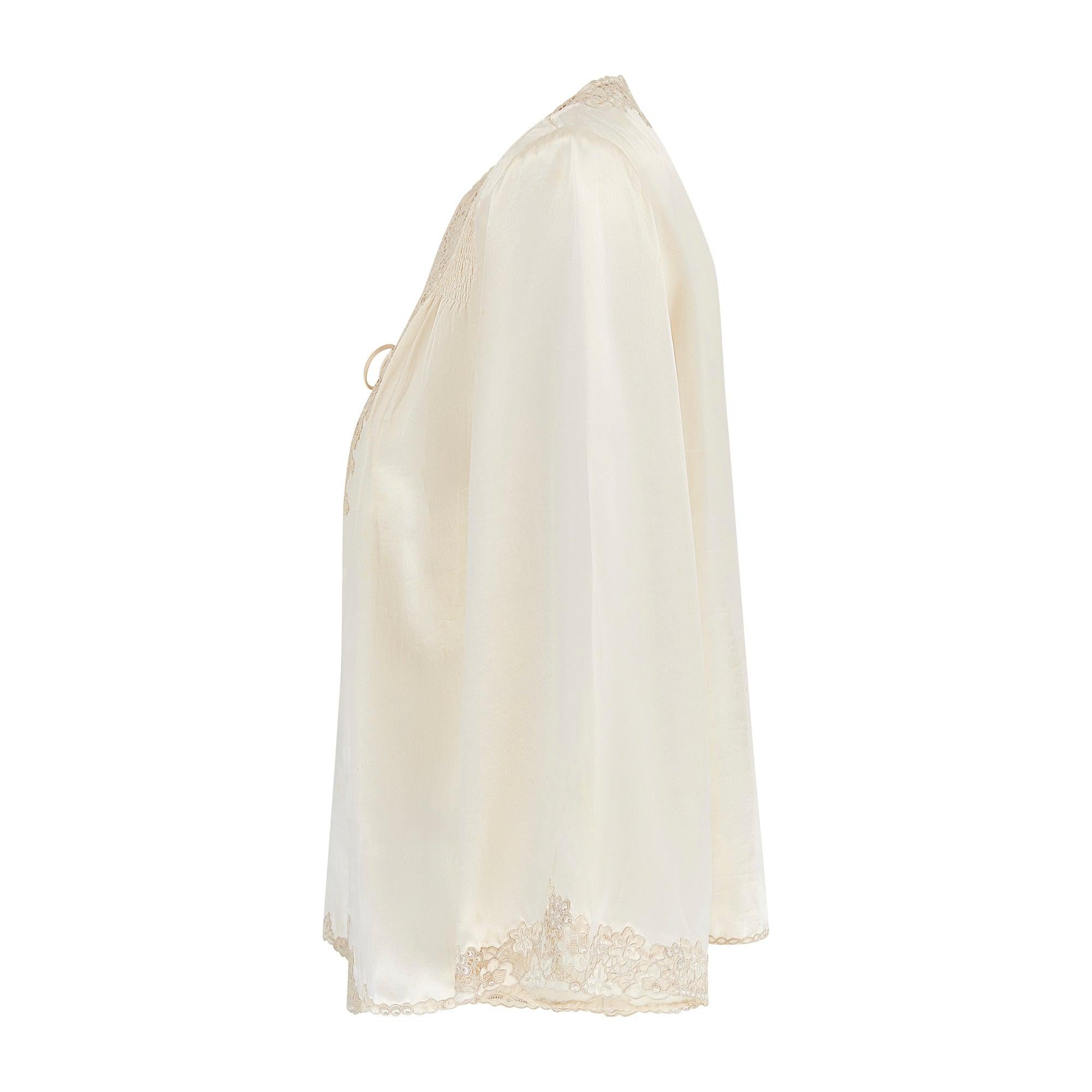 Diese cremefarbene Seidenbluse aus den 1930er Jahren wurde in China für den Exportmarkt handgefertigt und ist ein atemberaubendes Exemplar. Die Details an diesem Stück sind exquisit - wirklich eine wunderbare Ergänzung für jede Sammlung von