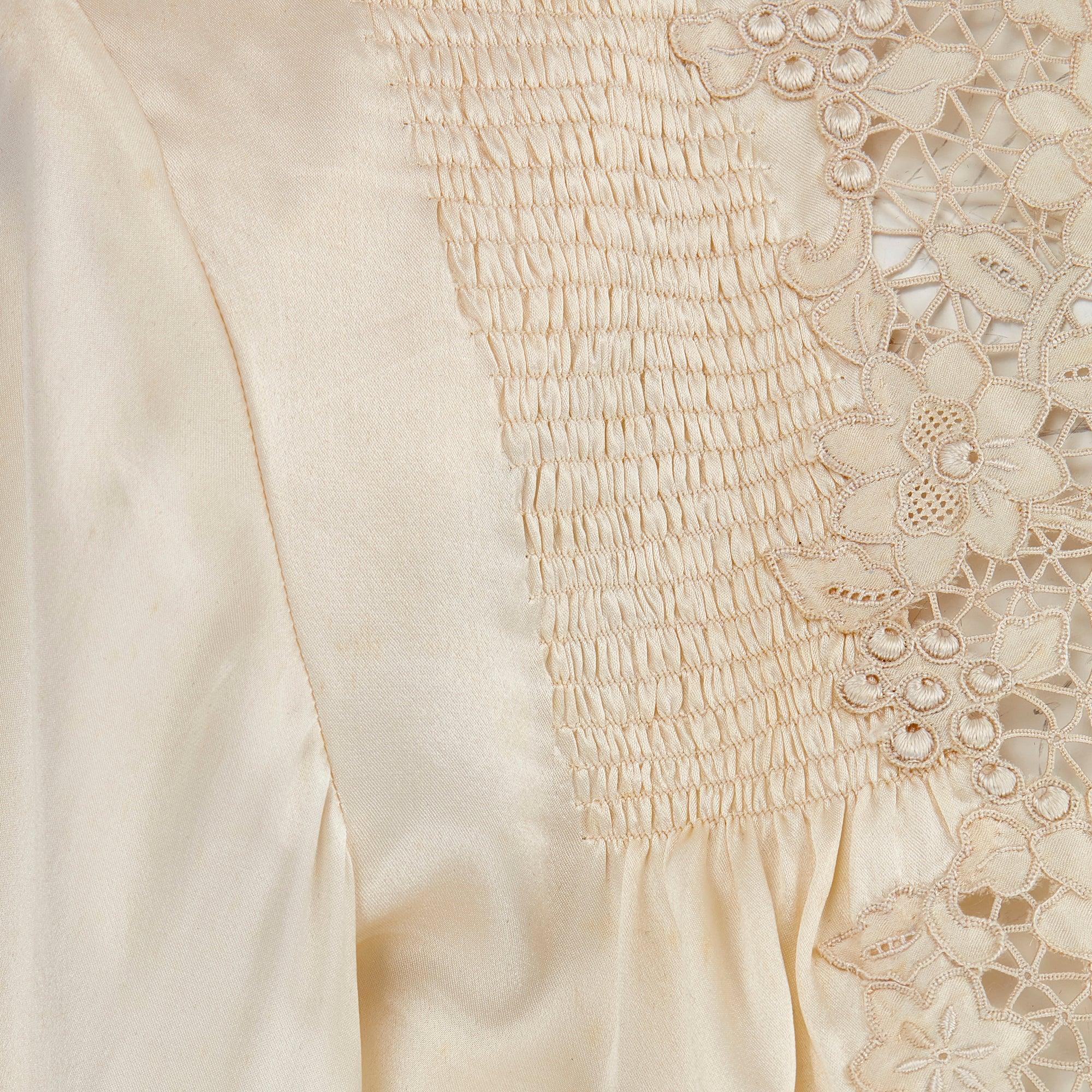 1930er Jahre Creme Seide Hand bestickt Spitze Bluse mit aufwendigen Knöpfen im Zustand „Hervorragend“ im Angebot in London, GB