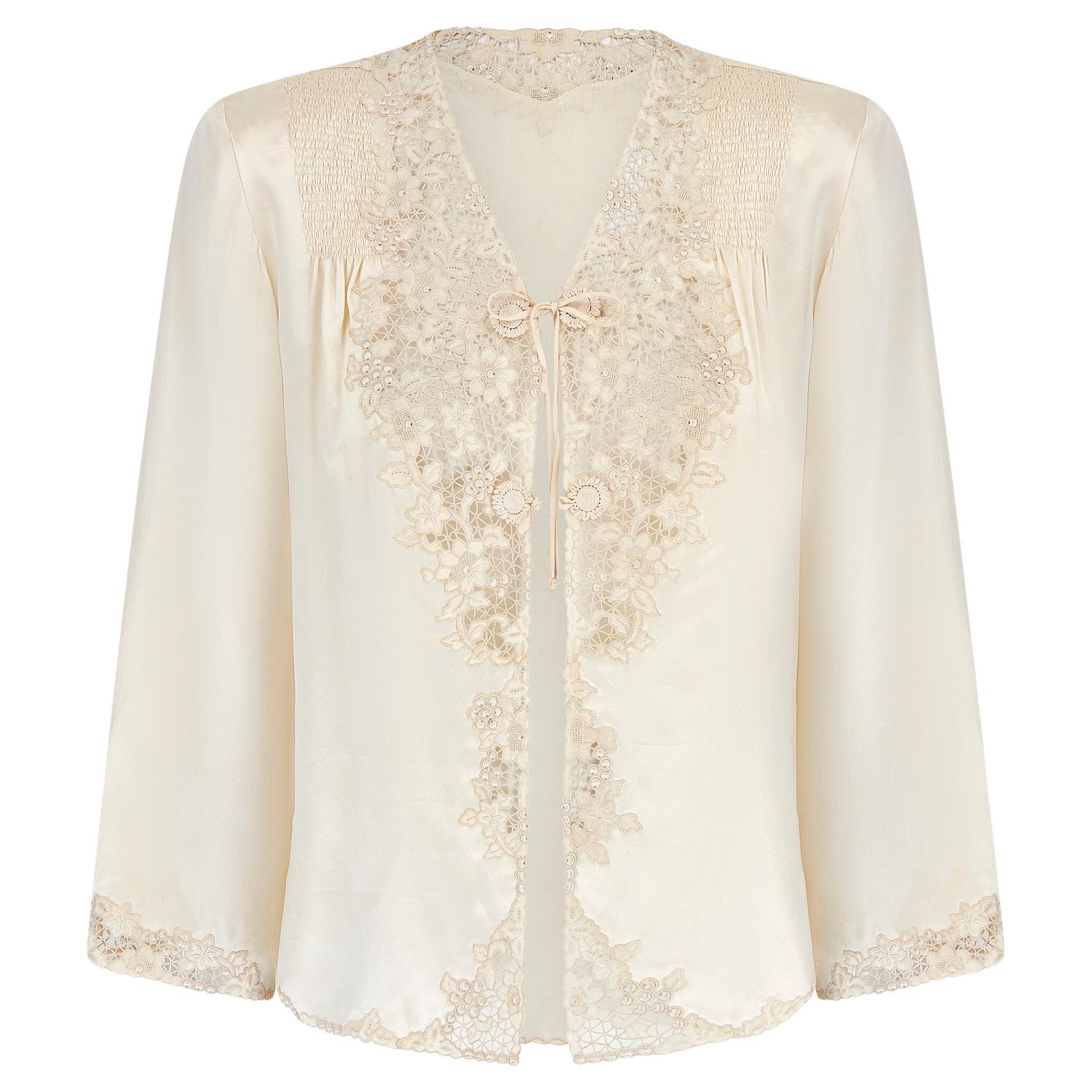 1930er Jahre Creme Seide Hand bestickt Spitze Bluse mit aufwendigen Knöpfen im Angebot