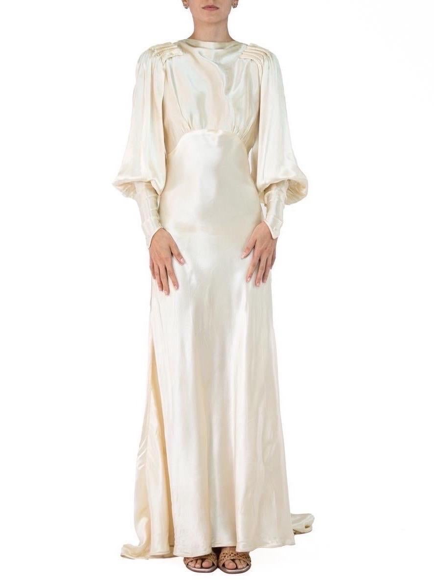 Robe de mariée à traîne et manches bouffantes en satin de soie crème des années 1930 Excellent état - En vente à New York, NY