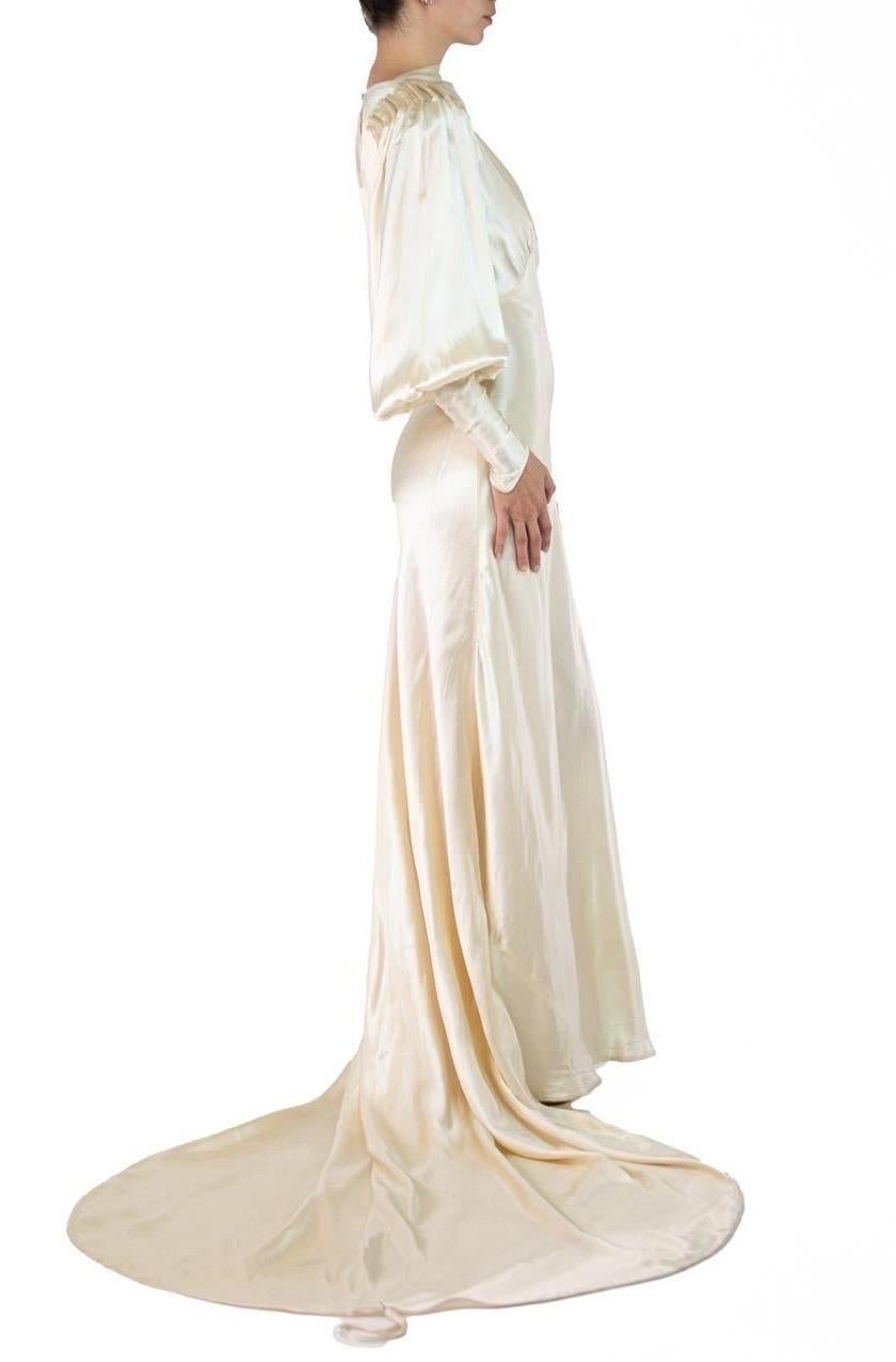 Robe de mariée à traîne et manches bouffantes en satin de soie crème des années 1930 en vente 1