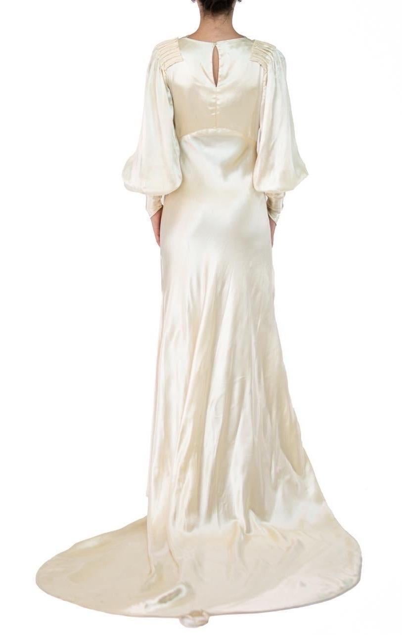 Robe de mariée à traîne et manches bouffantes en satin de soie crème des années 1930 en vente 3