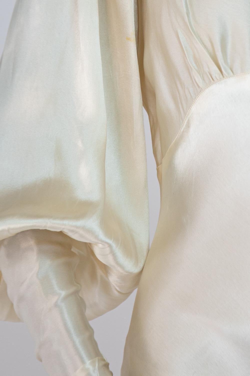 Robe de mariée à traîne et manches bouffantes en satin de soie crème des années 1930 en vente 6