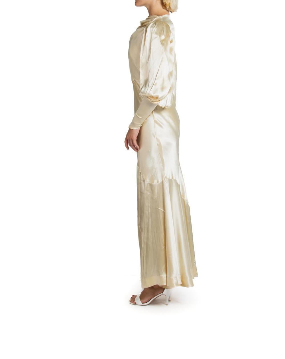 1930S Creme Seide Satin Billowy Ärmel mit Gürtel Hochzeitskleid im Zustand „Hervorragend“ im Angebot in New York, NY