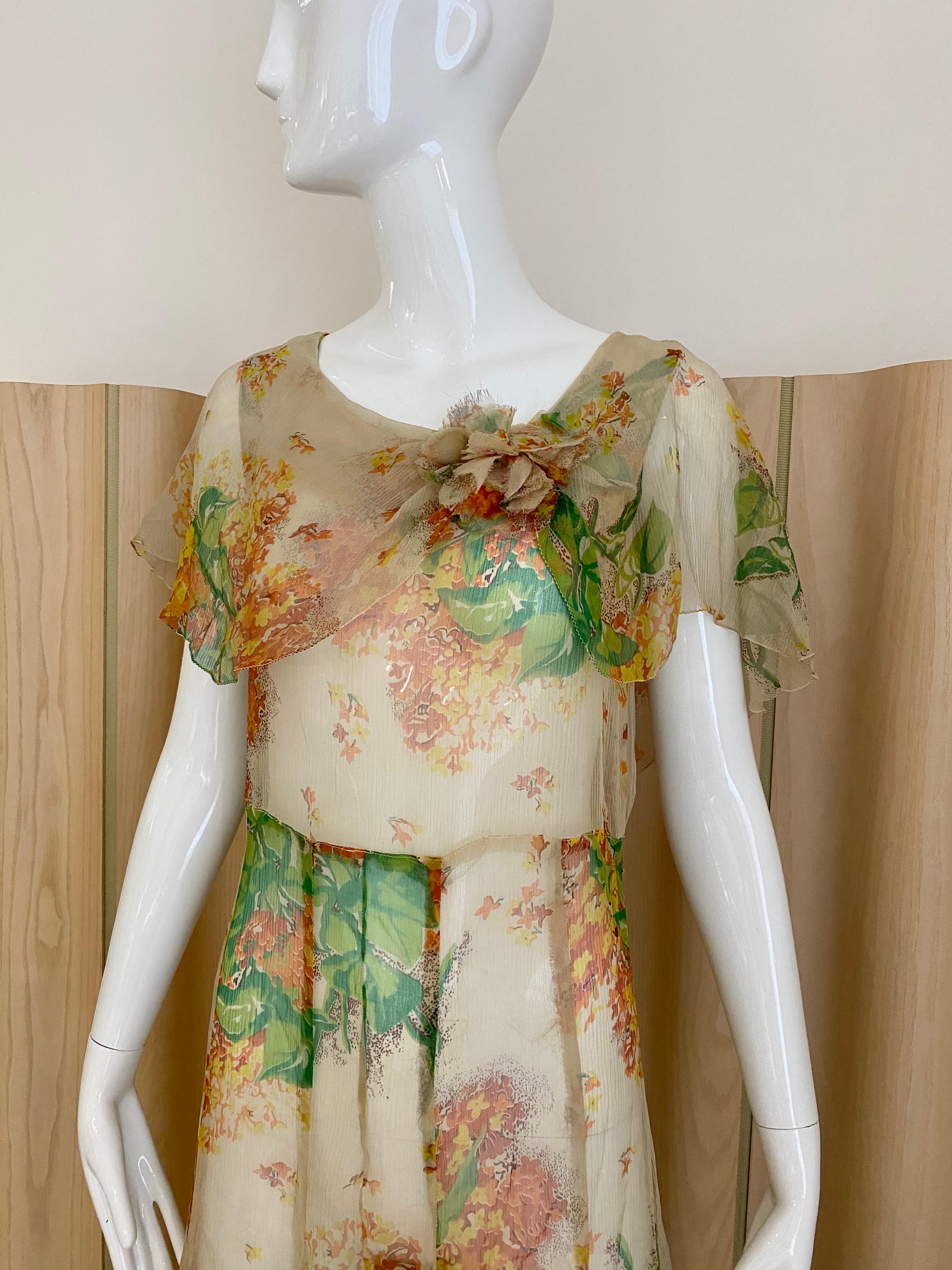 Marron  Robe de jour en mousseline de soie à imprimé floral crème et vert des années 1930 en vente