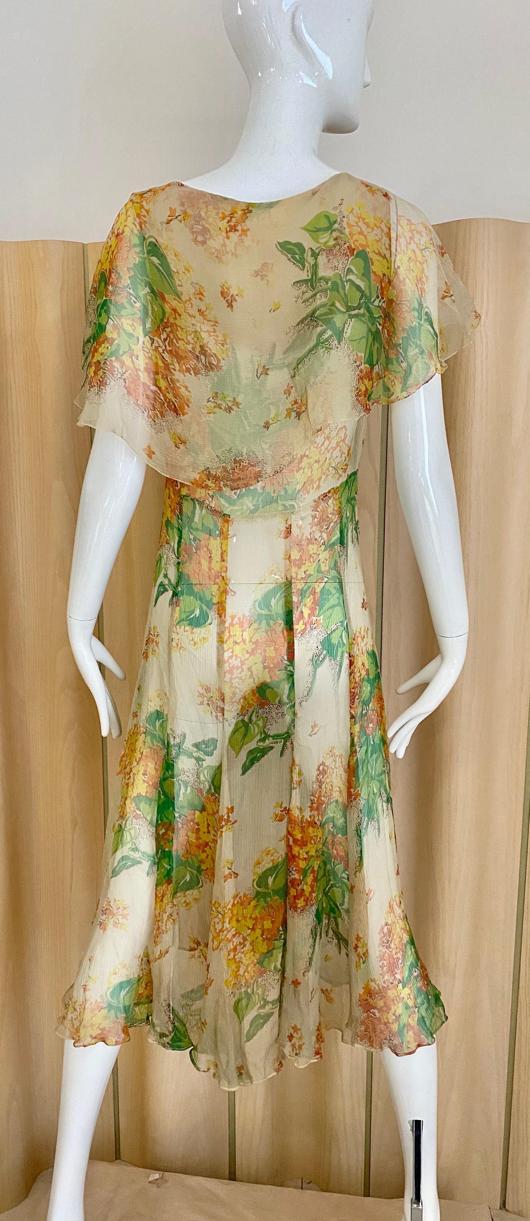  Robe de jour en mousseline de soie à imprimé floral crème et vert des années 1930 Pour femmes en vente