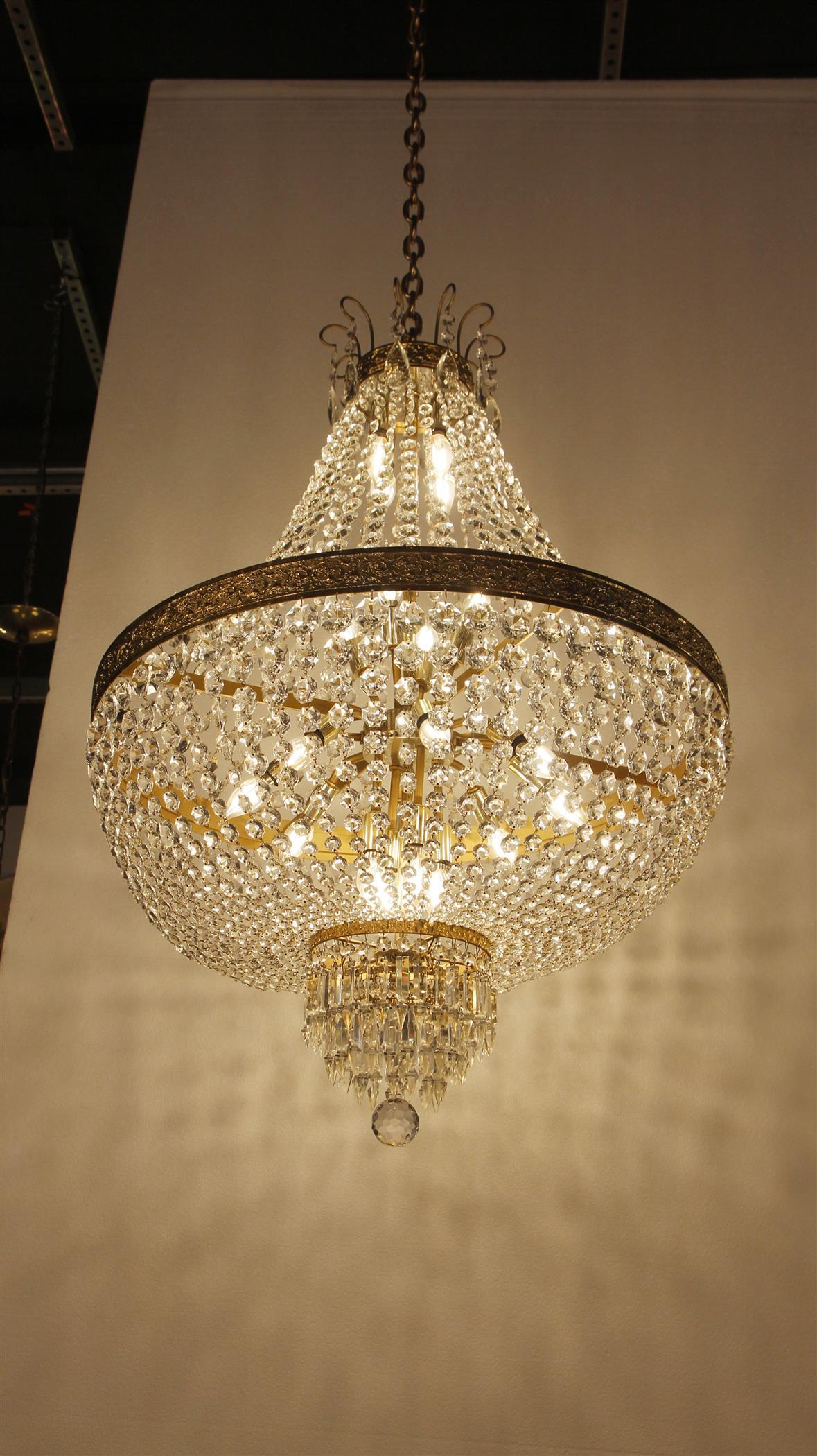 drama chandelier 20