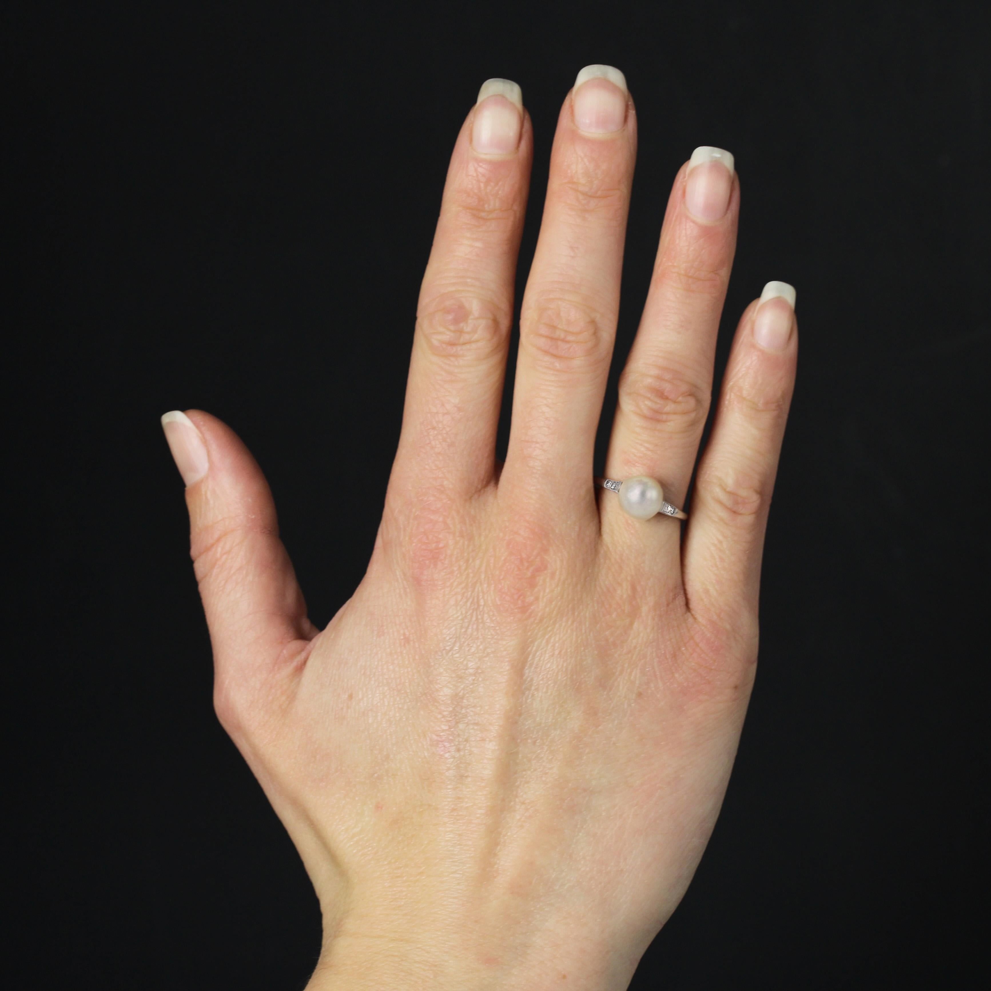 Ring aus 18 Karat Weißgold.
Dieser Ring, ein großer Klassiker des antiken Schmucks, ist mit einer perlweißen orientalischen Zuchtperle und 2x3 Diamanten im 8/8-Schliff auf beiden Seiten und am Anfang des Bandes geschmückt.
Durchmesser der Perle: ca.