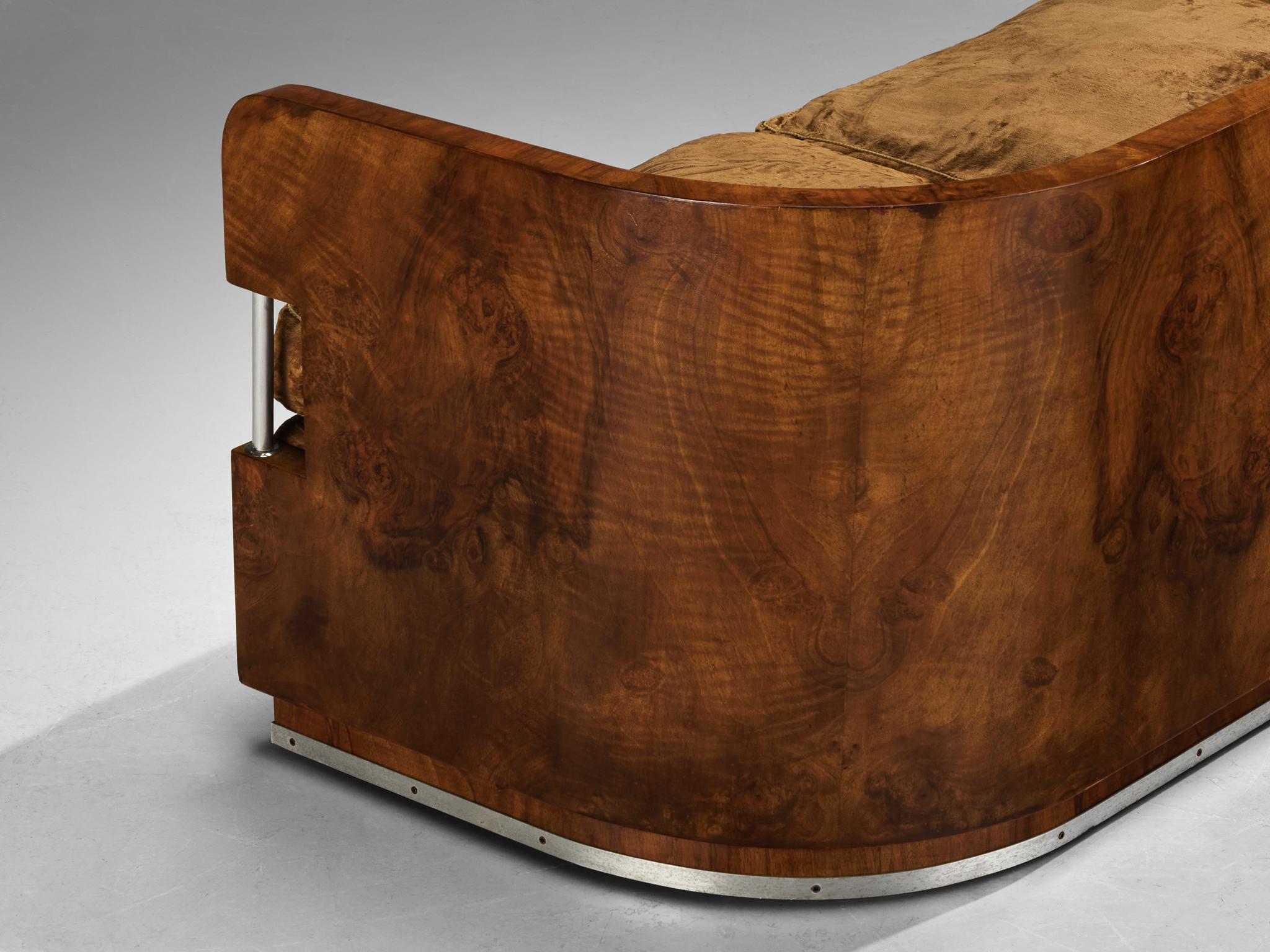Divano Art Deco italiano curvo degli anni '30 in velluto marrone noce e dettagli in metallo in vendita 3