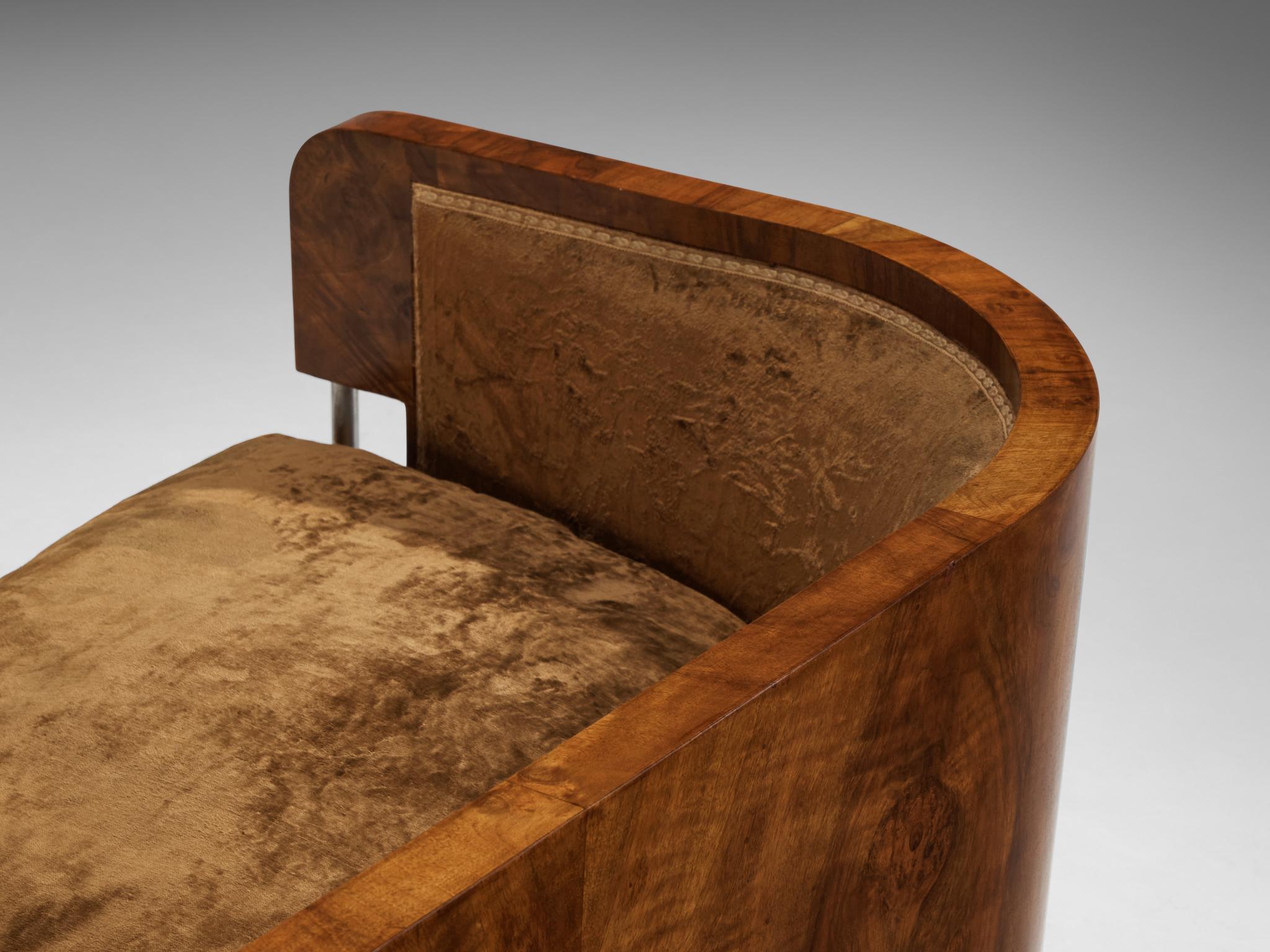 Divano Art Deco italiano curvo degli anni '30 in velluto marrone noce e dettagli in metallo in vendita 4