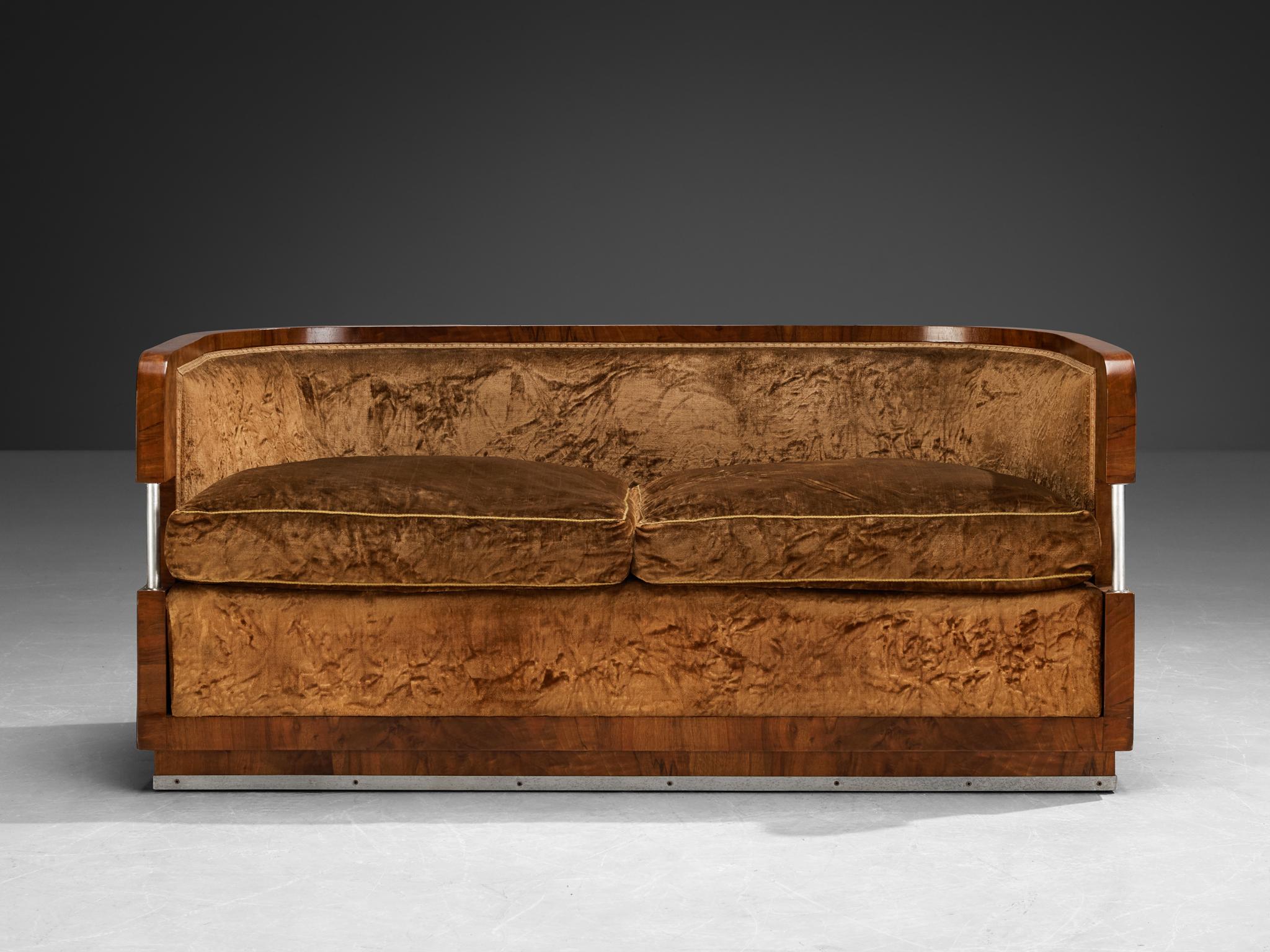 Italiano Divano Art Deco italiano curvo degli anni '30 in velluto marrone noce e dettagli in metallo in vendita