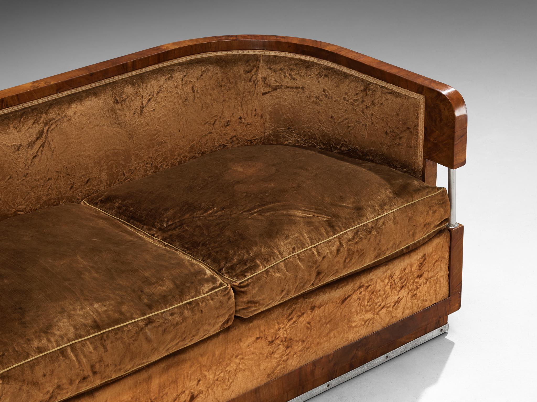 Metà XX secolo Divano Art Deco italiano curvo degli anni '30 in velluto marrone noce e dettagli in metallo in vendita