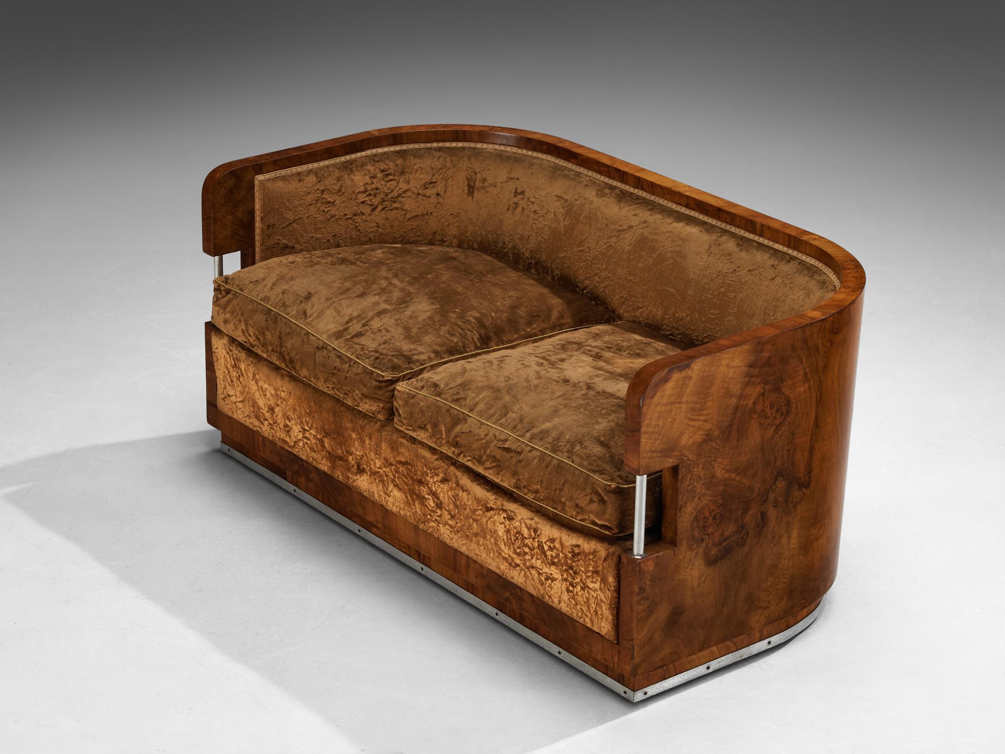 Alluminio Divano Art Deco italiano curvo degli anni '30 in velluto marrone noce e dettagli in metallo in vendita