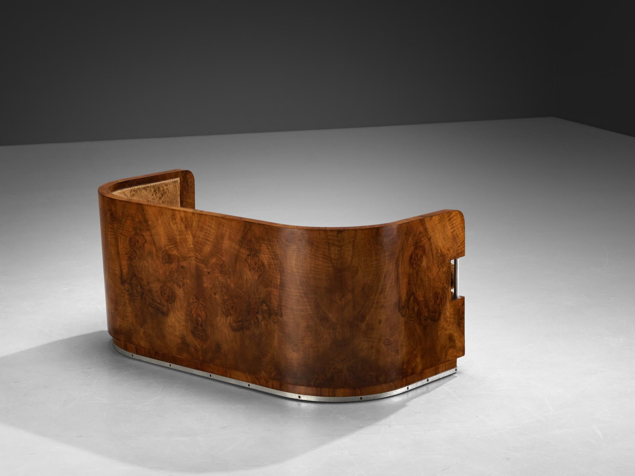 Divano Art Deco italiano curvo degli anni '30 in velluto marrone noce e dettagli in metallo in vendita 1