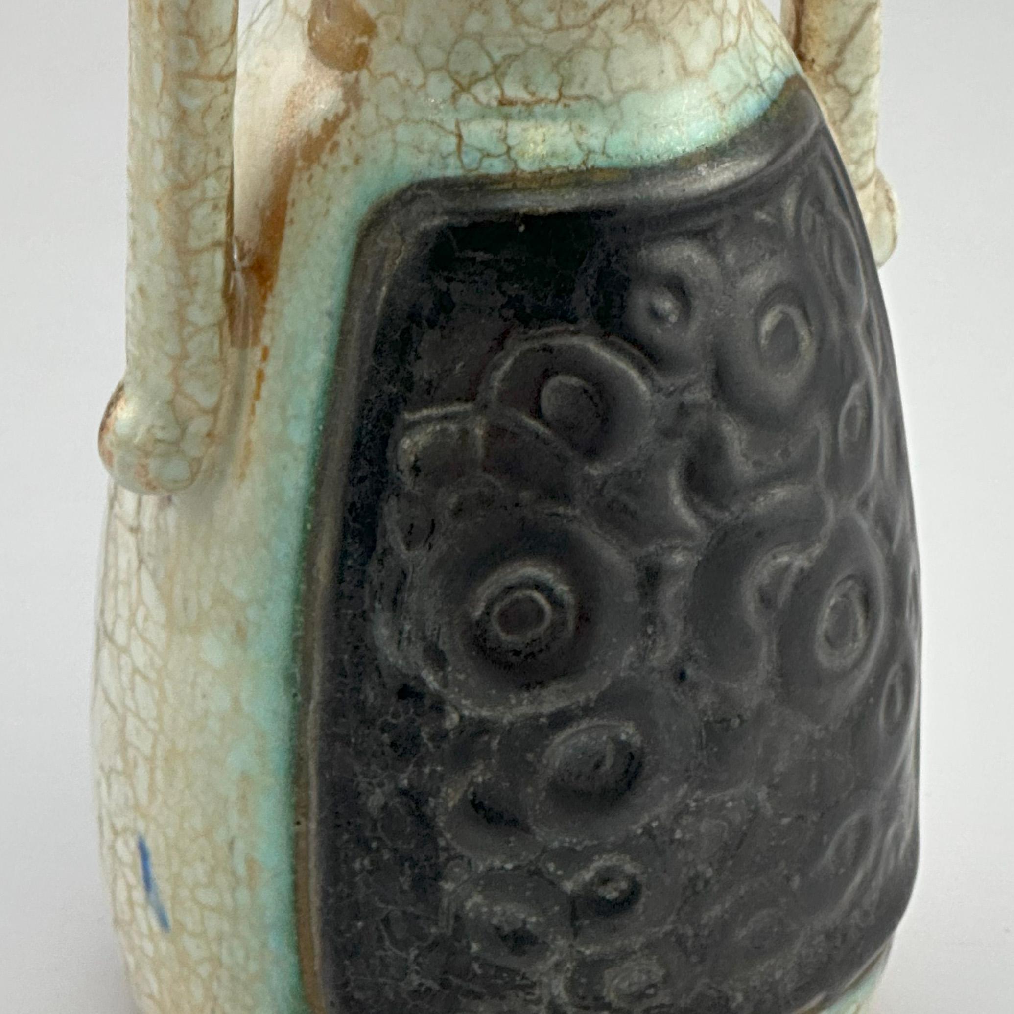 Un étonnant petit vase en céramique des années 1930, fabriqué par Ditmar Urbach, l'un des principaux fabricants de céramique de l'entre-deux-guerres en Tchécoslovaquie. Cette pièce distinctive appartient à la série avant-gardiste Alienware de