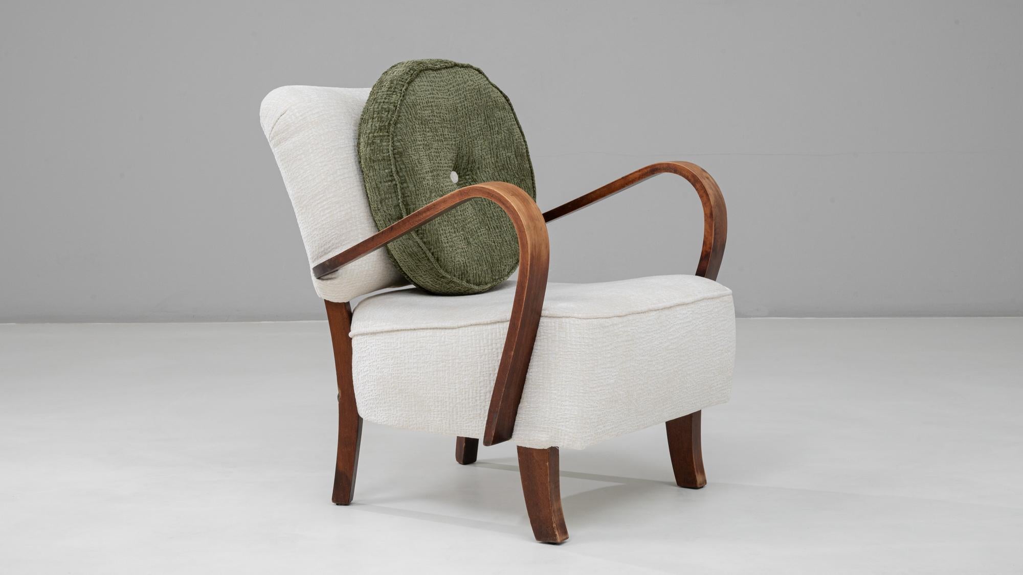 1930s Czech Art Deco Upholstered Armchair With Round Pillow en venta 3