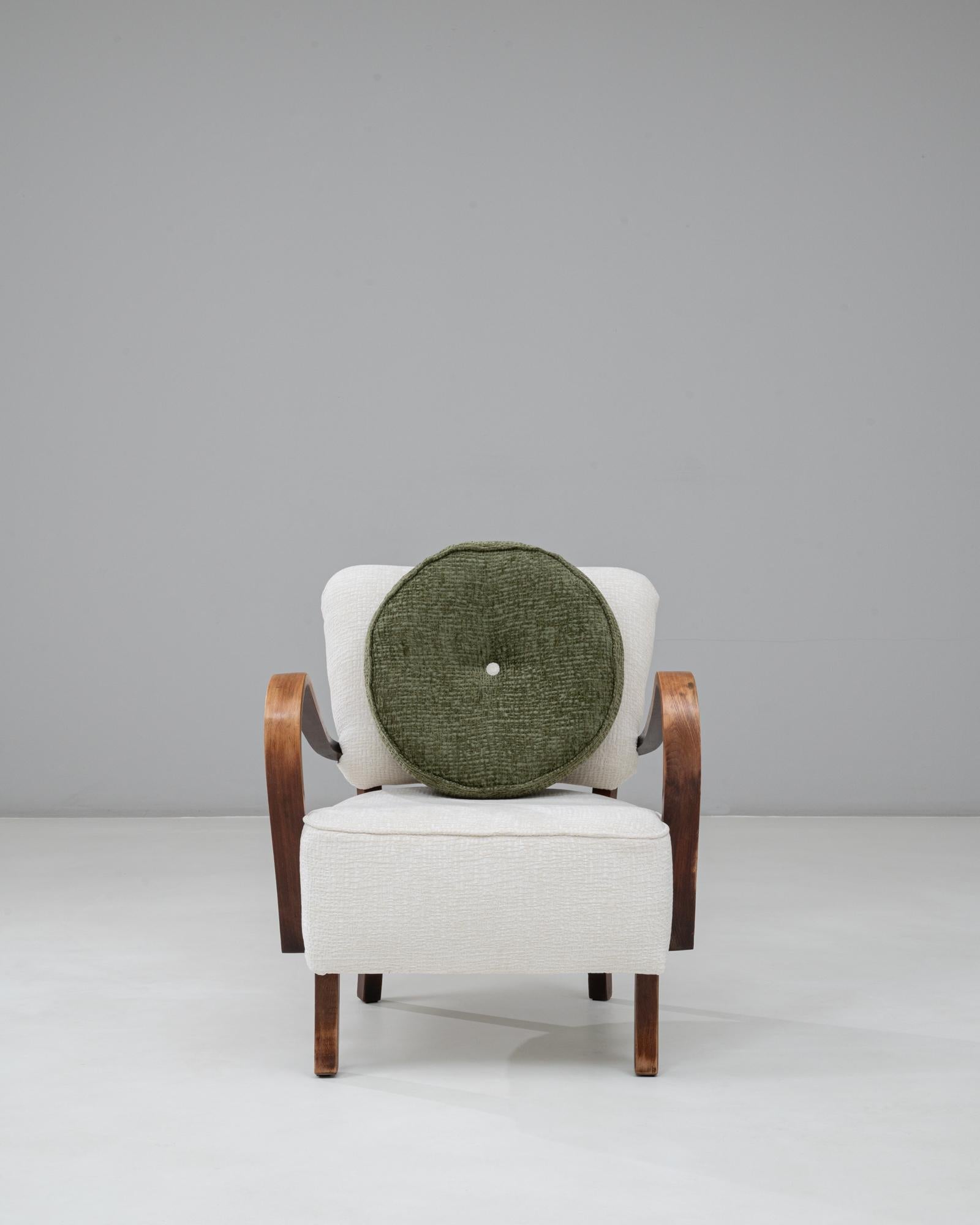 1930s Czech Art Deco Upholstered Armchair With Round Pillow Art Decó en venta