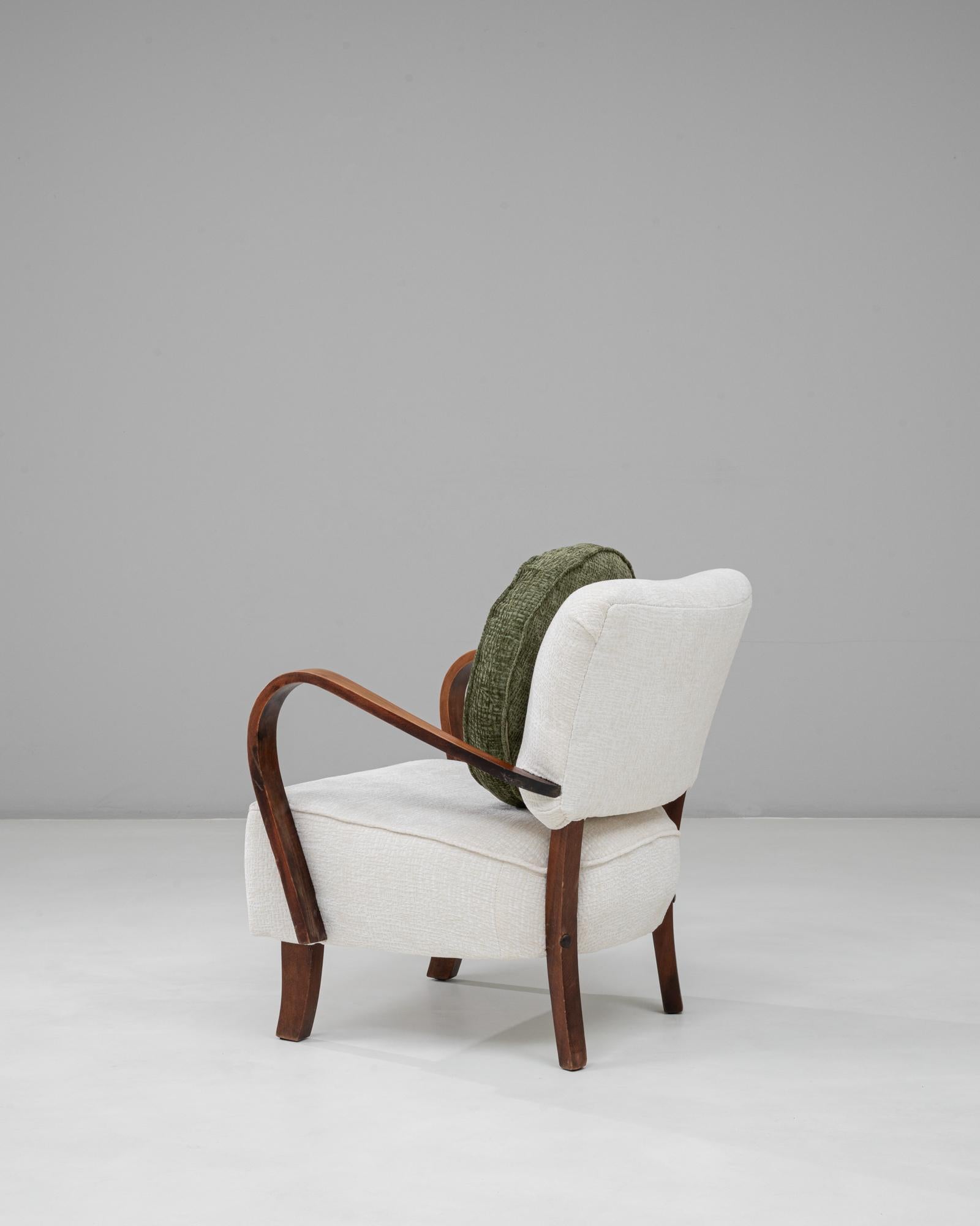 1930s Czech Art Deco Upholstered Armchair With Round Pillow siglo XX en venta