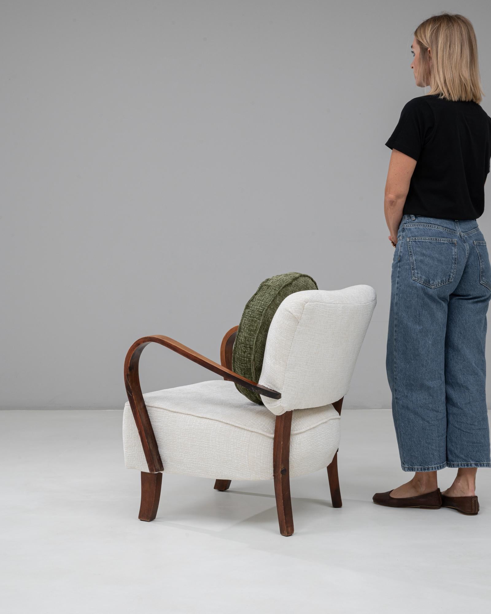 1930s Czech Art Deco Upholstered Armchair With Round Pillow Tapicería en venta