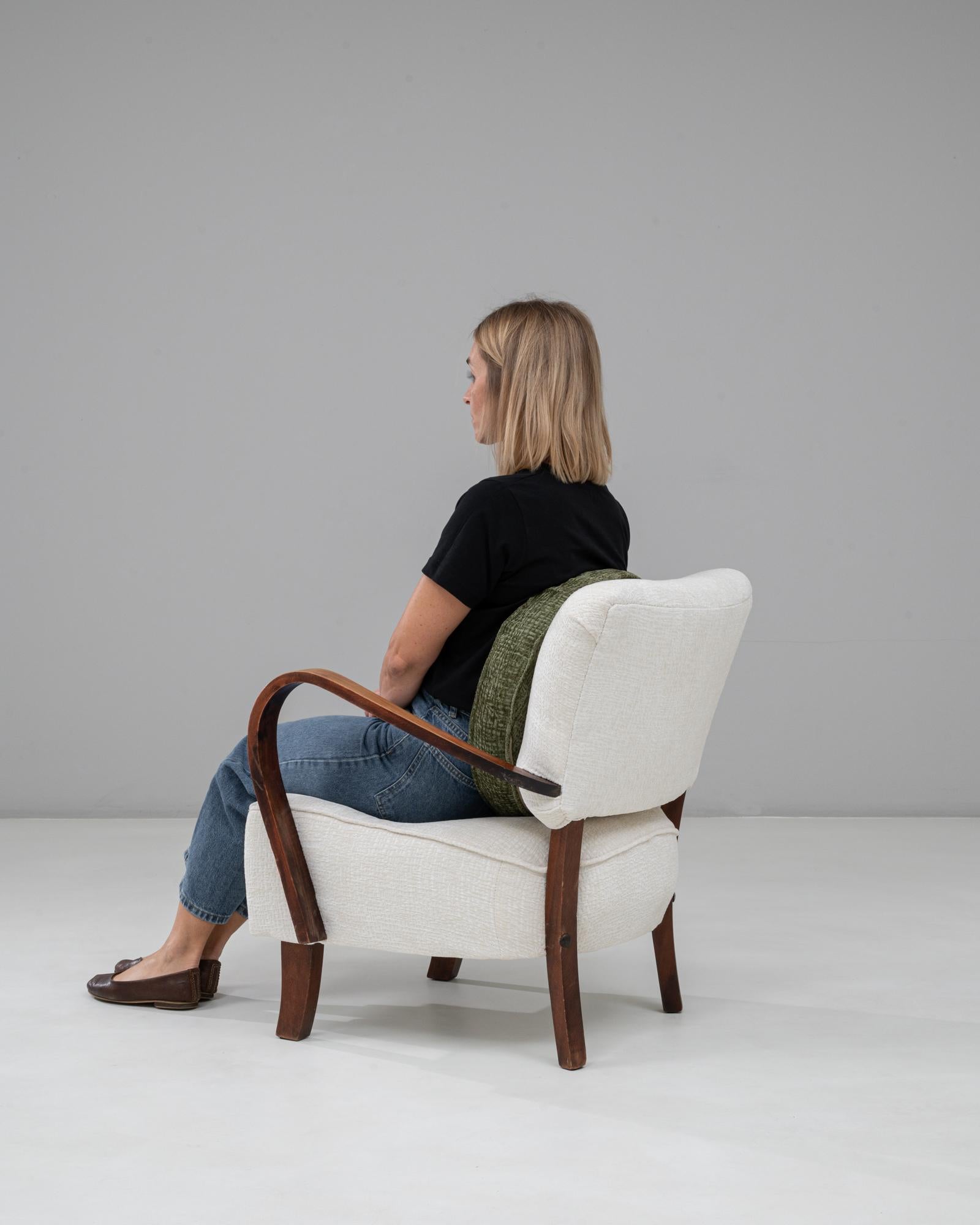 1930s Czech Art Deco Upholstered Armchair With Round Pillow en venta 1