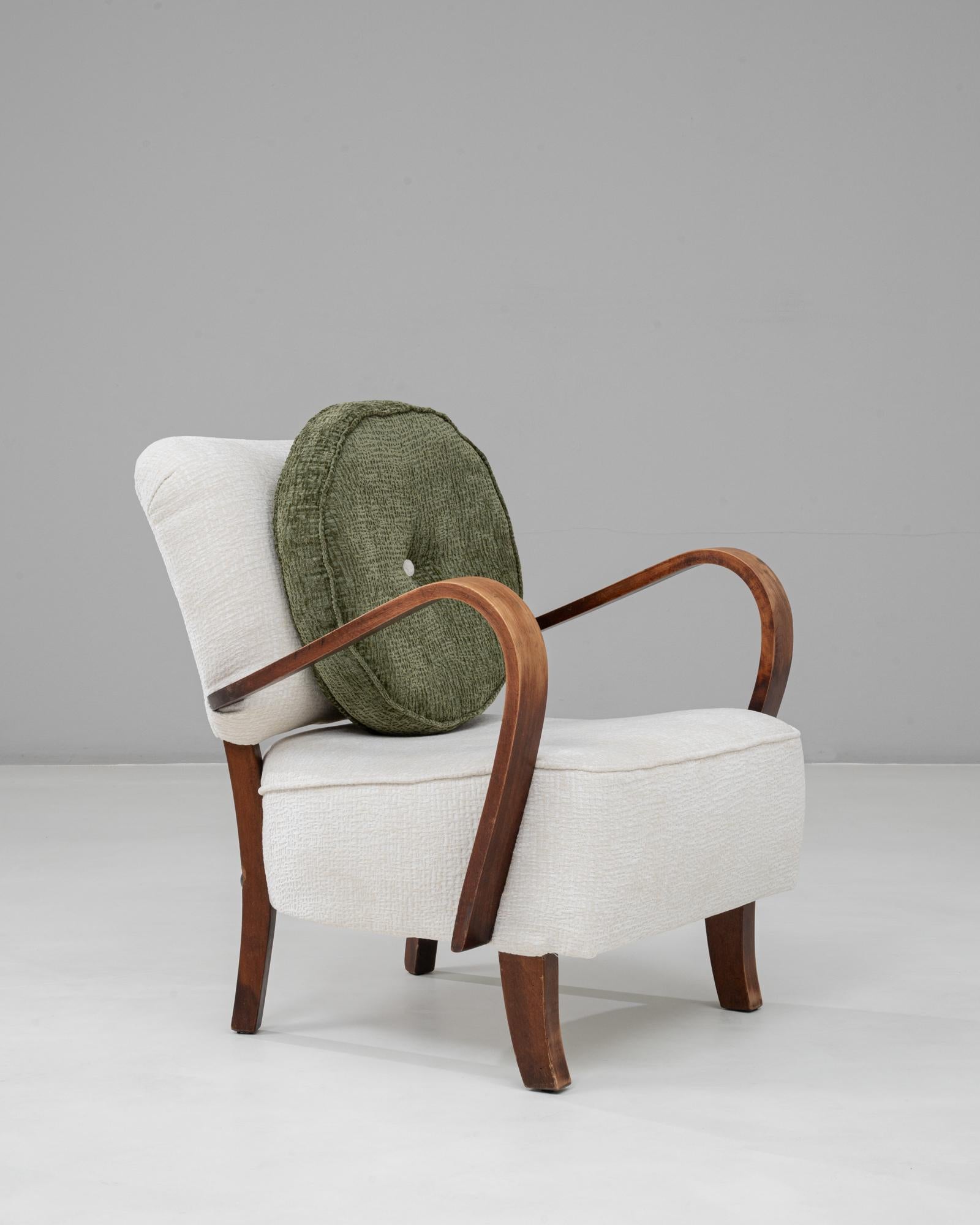 1930s Czech Art Deco Upholstered Armchair With Round Pillow en venta 2
