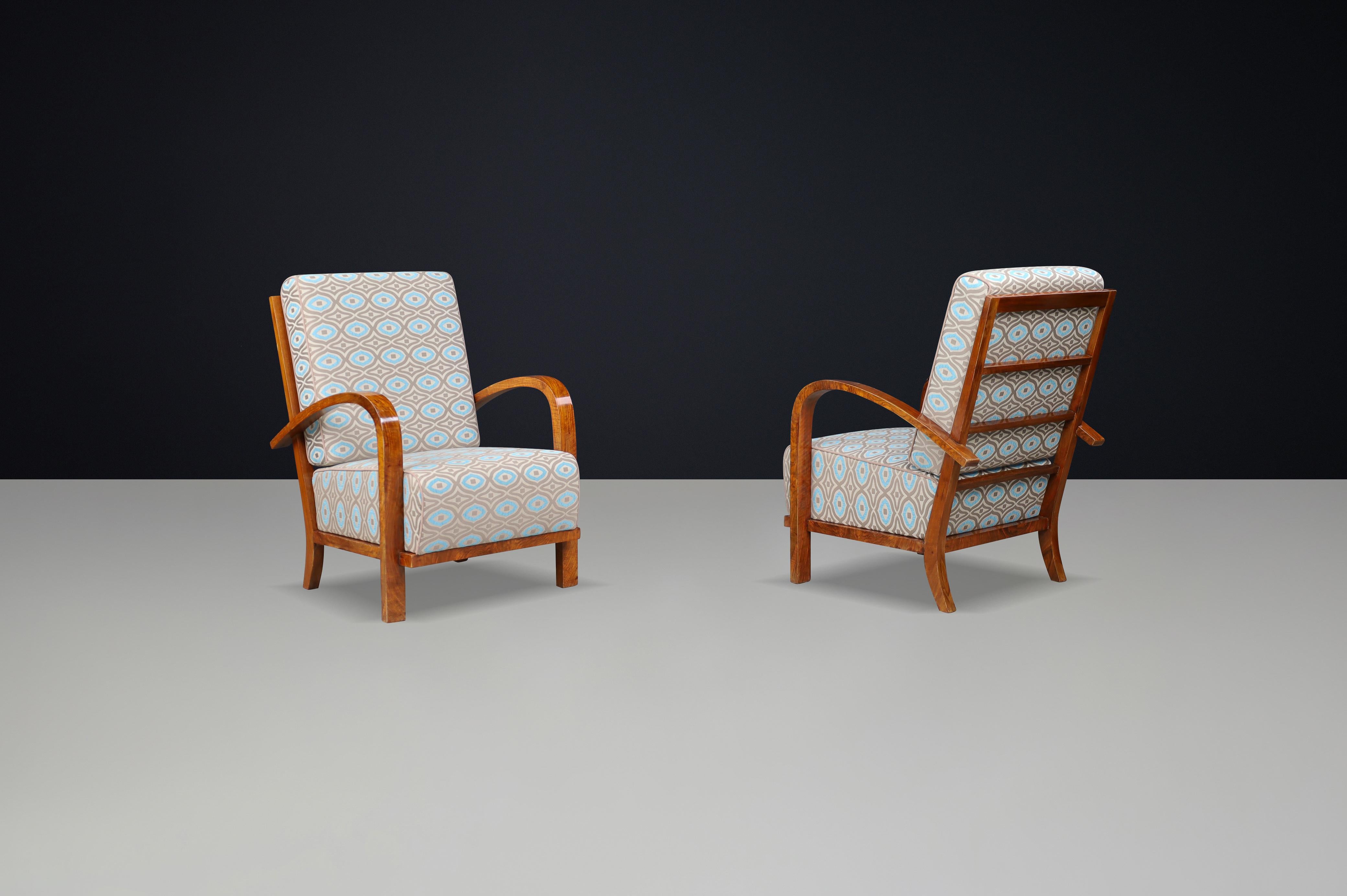 Poltrone in noce Art Deco ceco degli anni '30 con tappezzeria geometrica. in vendita 3