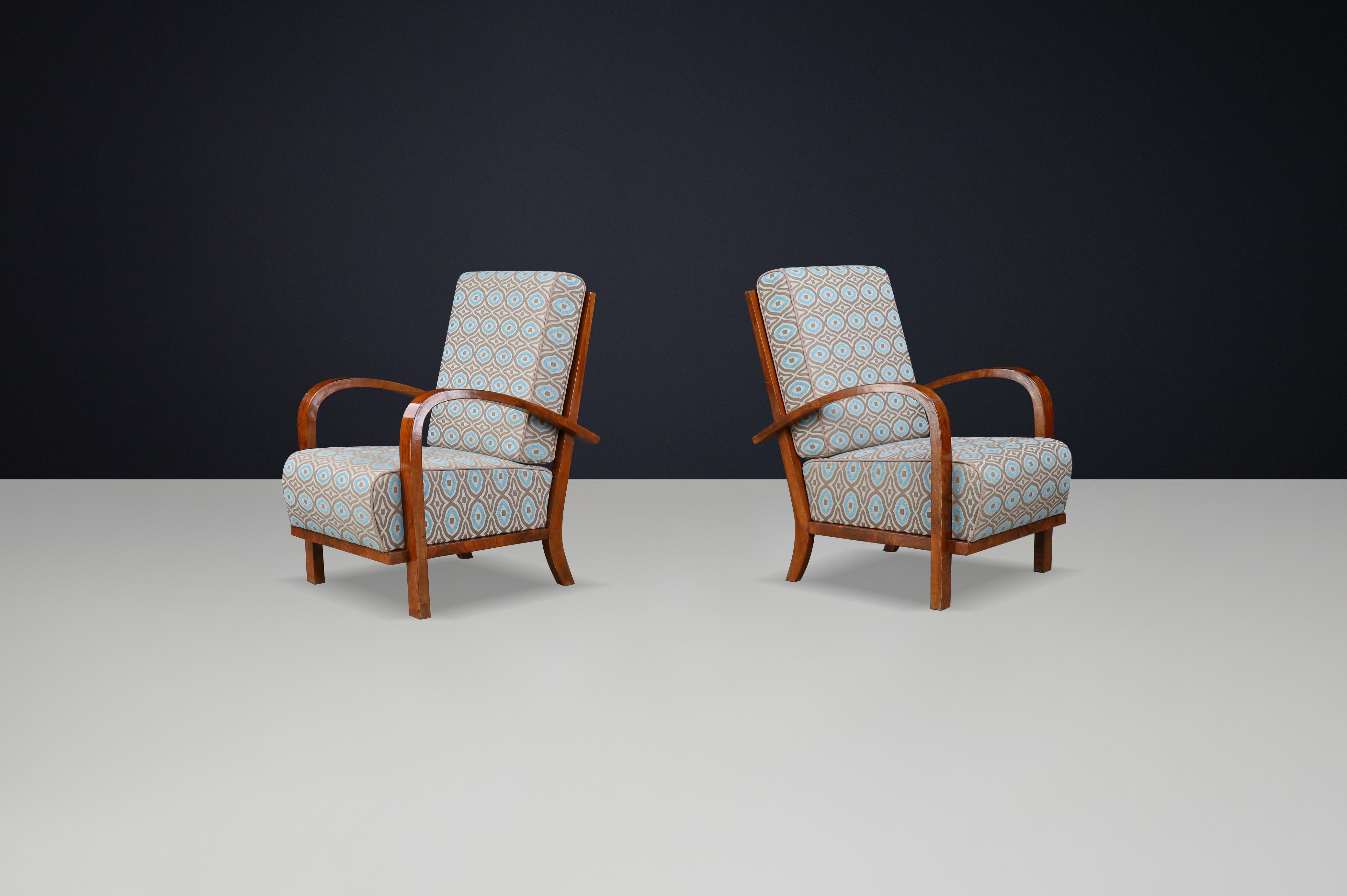 Art Déco Poltrone in noce Art Deco ceco degli anni '30 con tappezzeria geometrica. in vendita