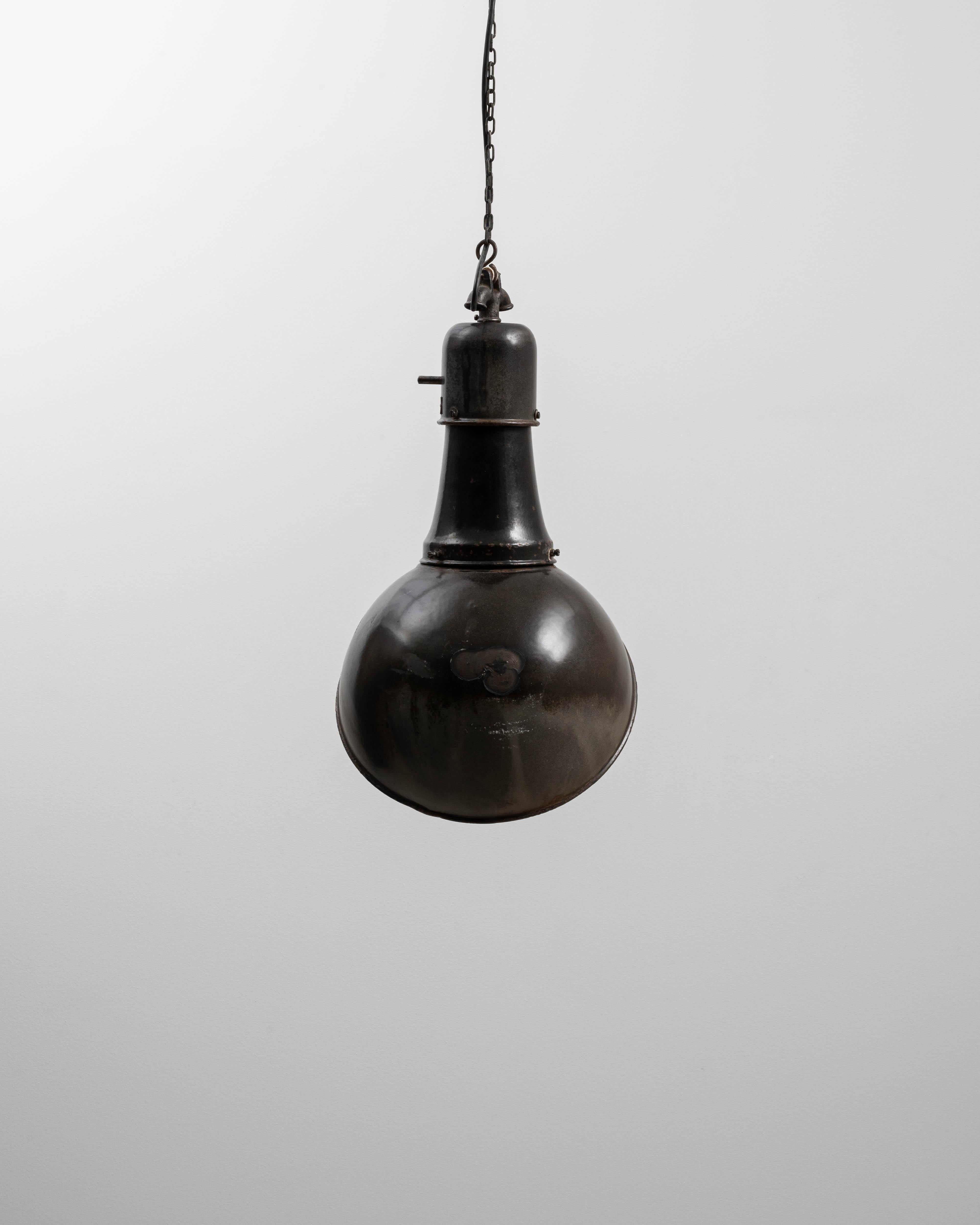 Lampada a sospensione angolare in metallo ceco del 1930 in vendita 4