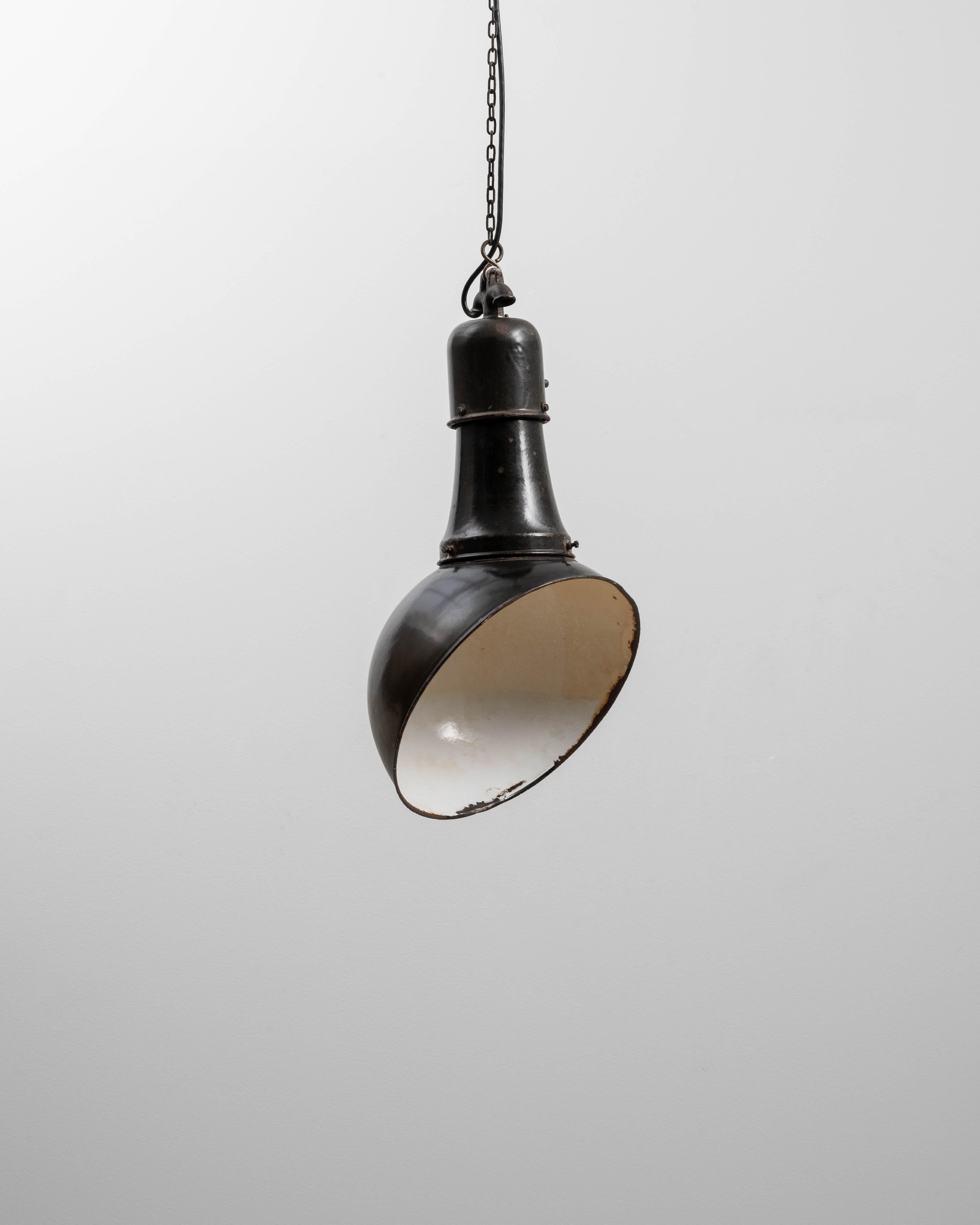 Lampada a sospensione angolare in metallo ceco del 1930 in vendita 5