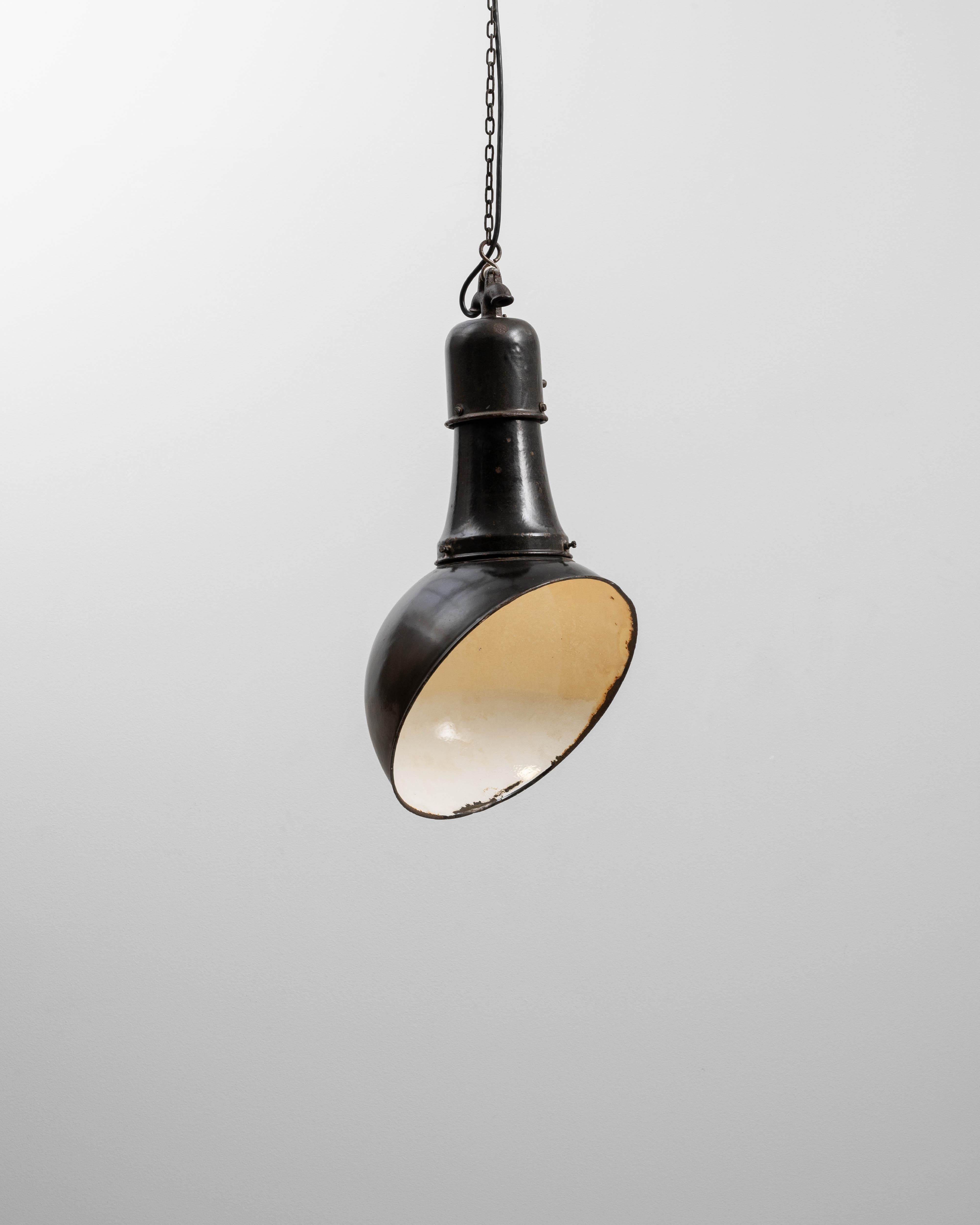 Lampada a sospensione angolare in metallo ceco del 1930 in vendita 6