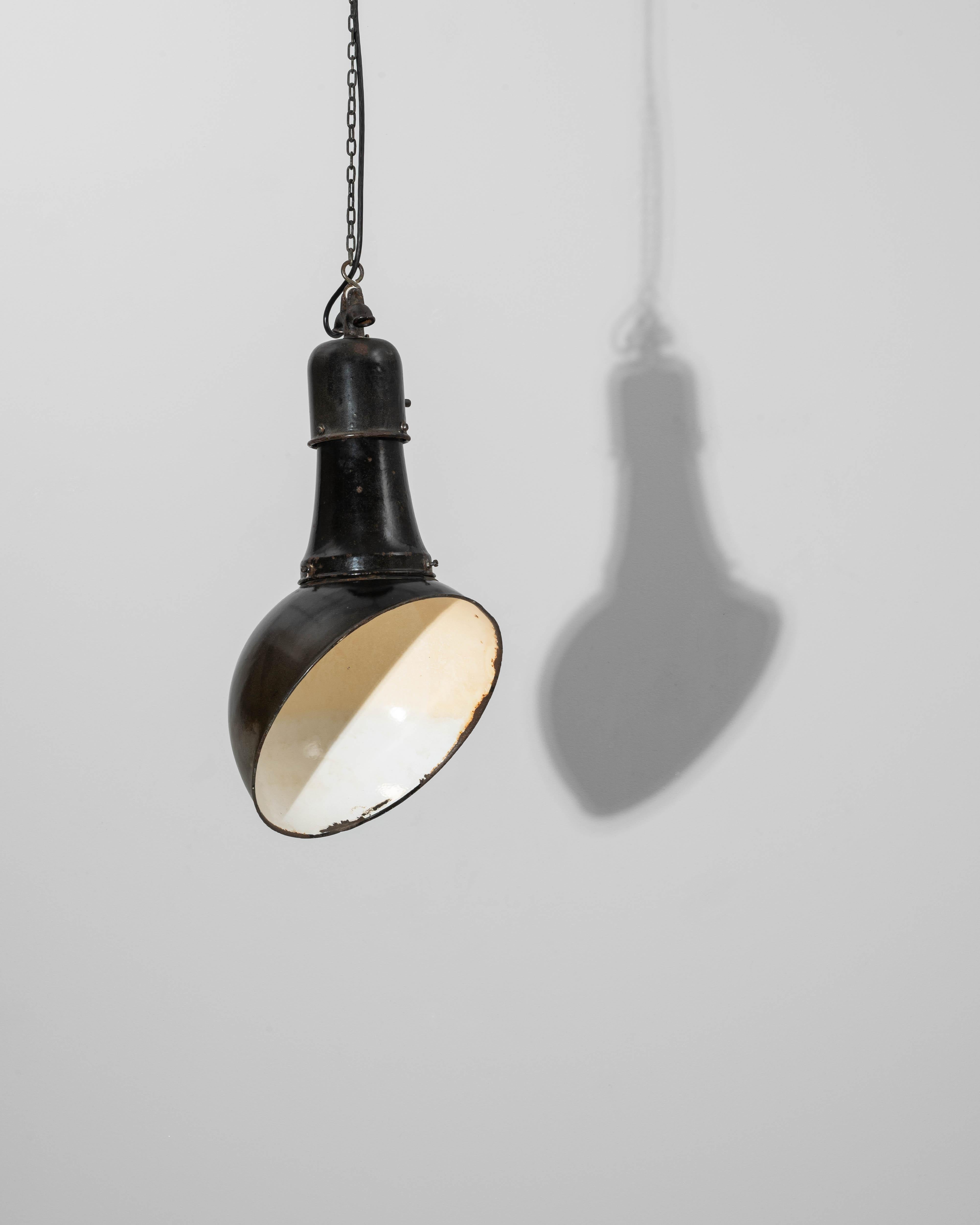 Lampada a sospensione angolare in metallo ceco del 1930 in vendita 7