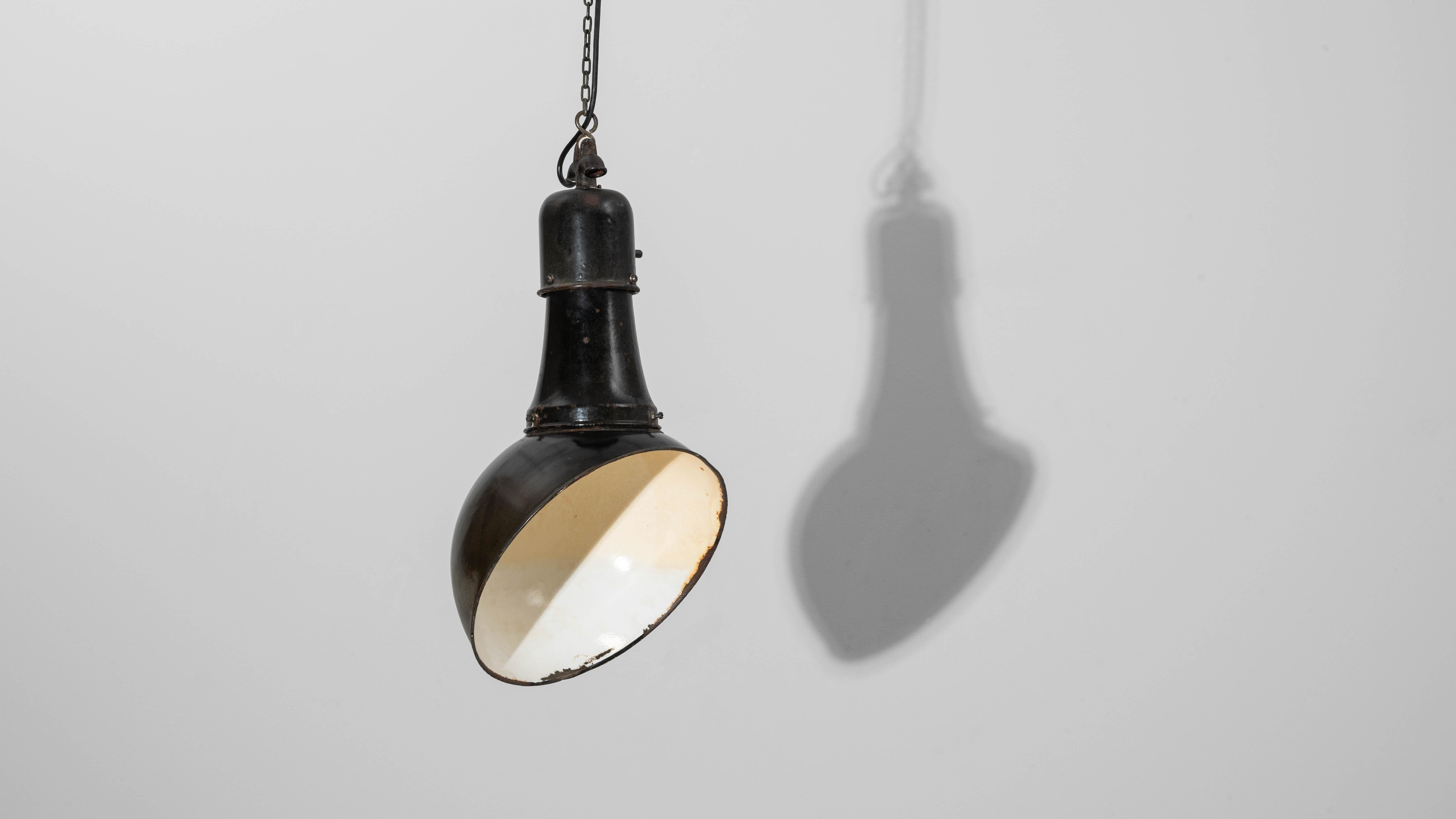 Lampada a sospensione angolare in metallo ceco del 1930 in vendita 8