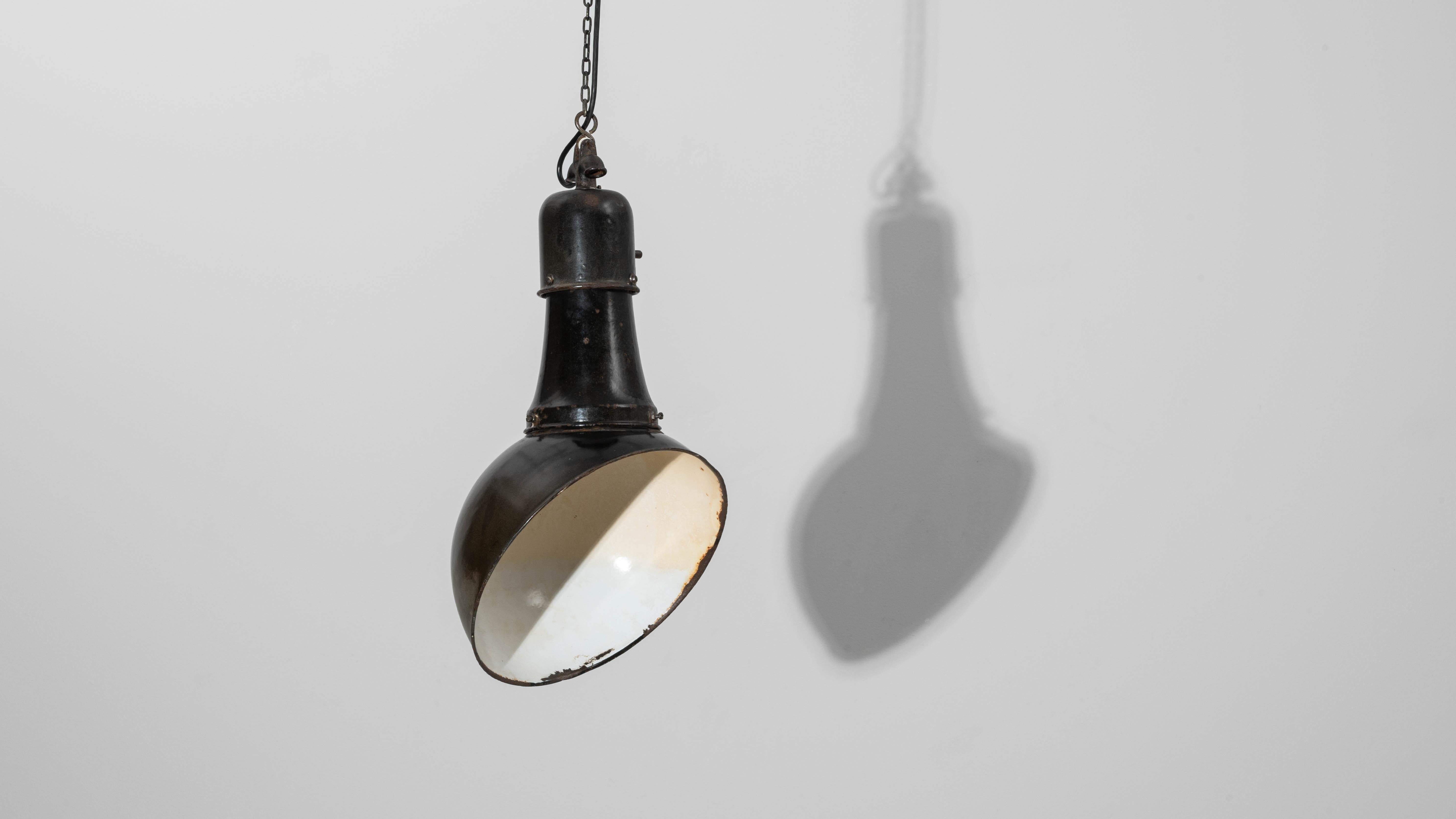 Lampada a sospensione angolare in metallo ceco del 1930 in vendita 9