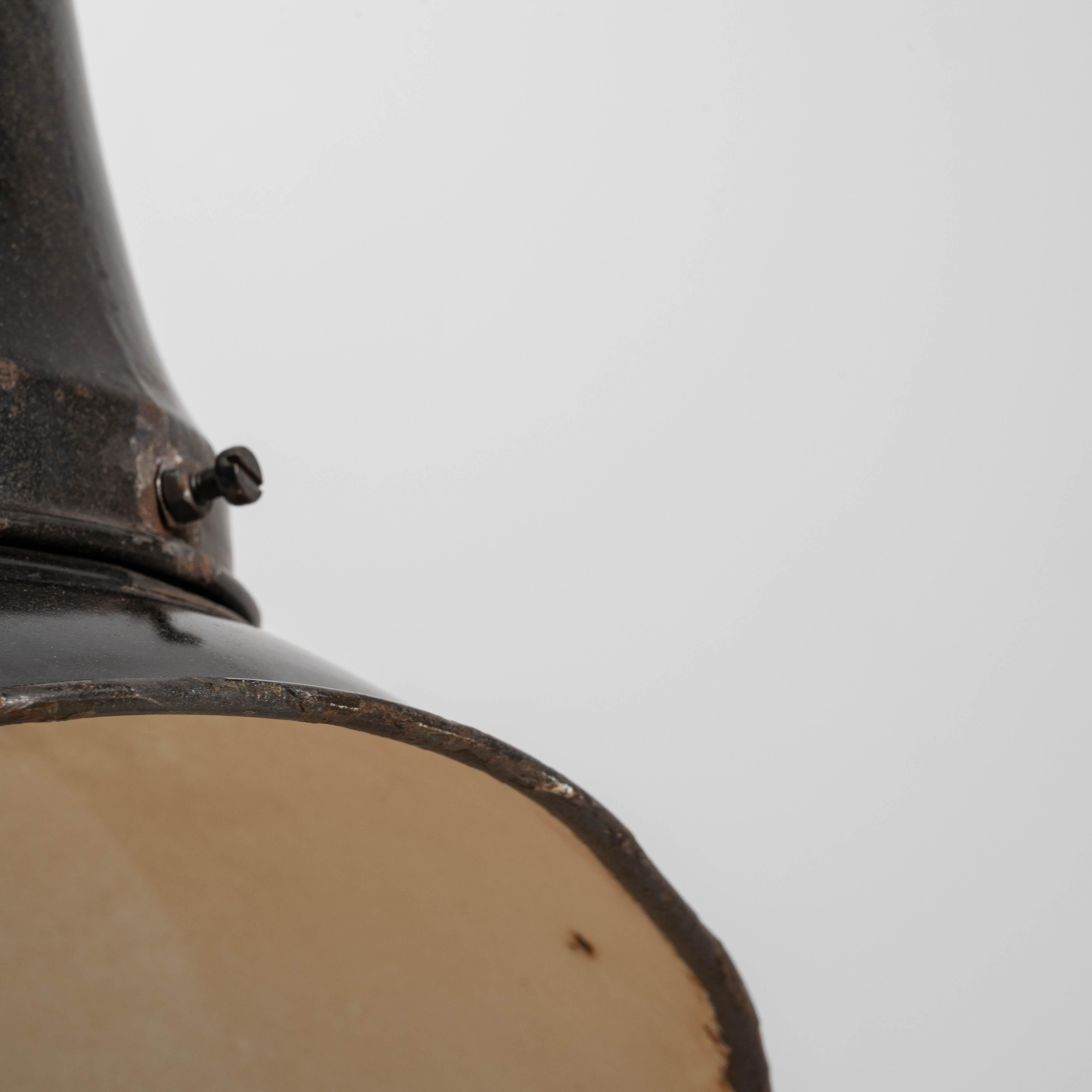 Lampada a sospensione angolare in metallo ceco del 1930 in vendita 11