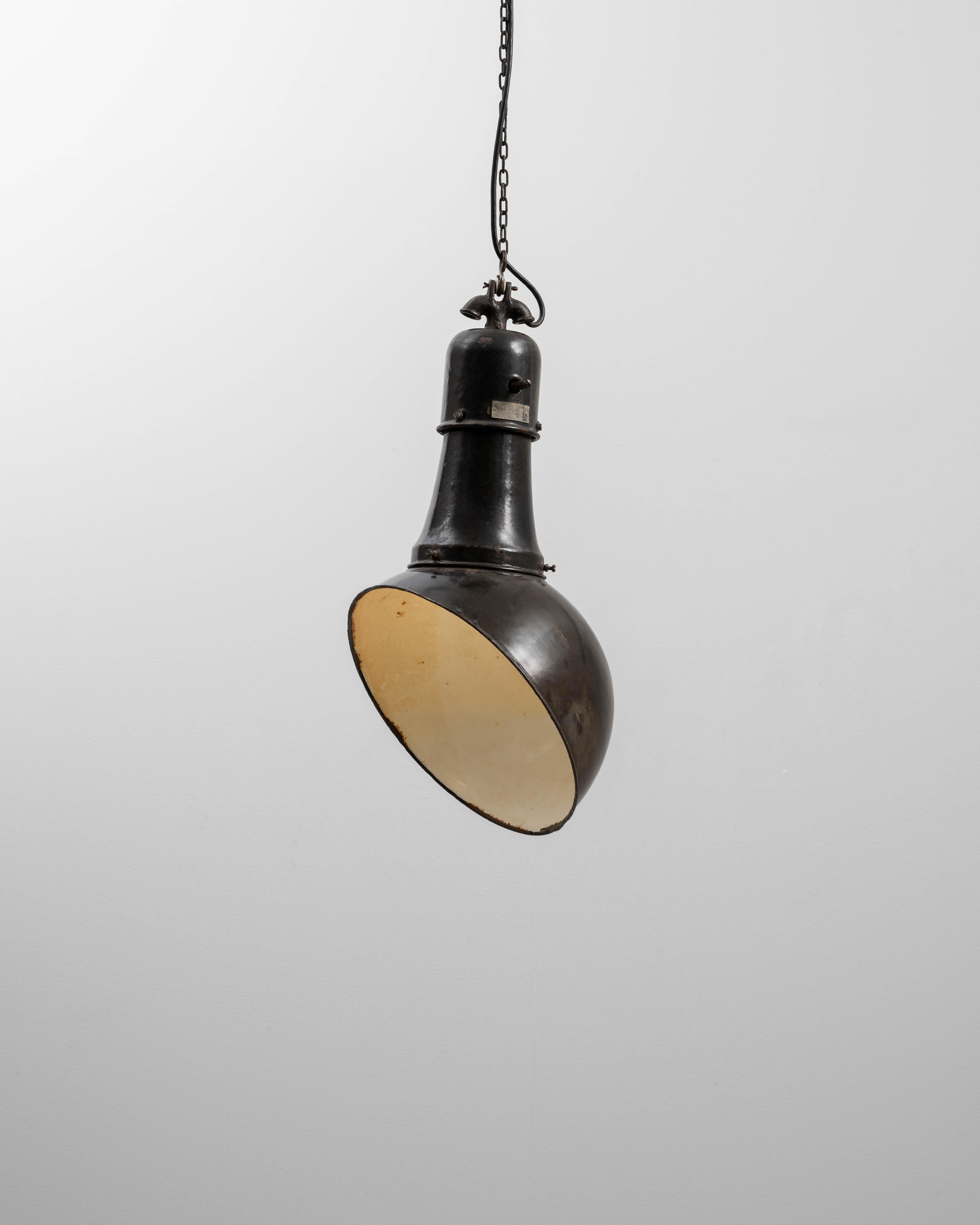 Ceco Lampada a sospensione angolare in metallo ceco del 1930 in vendita