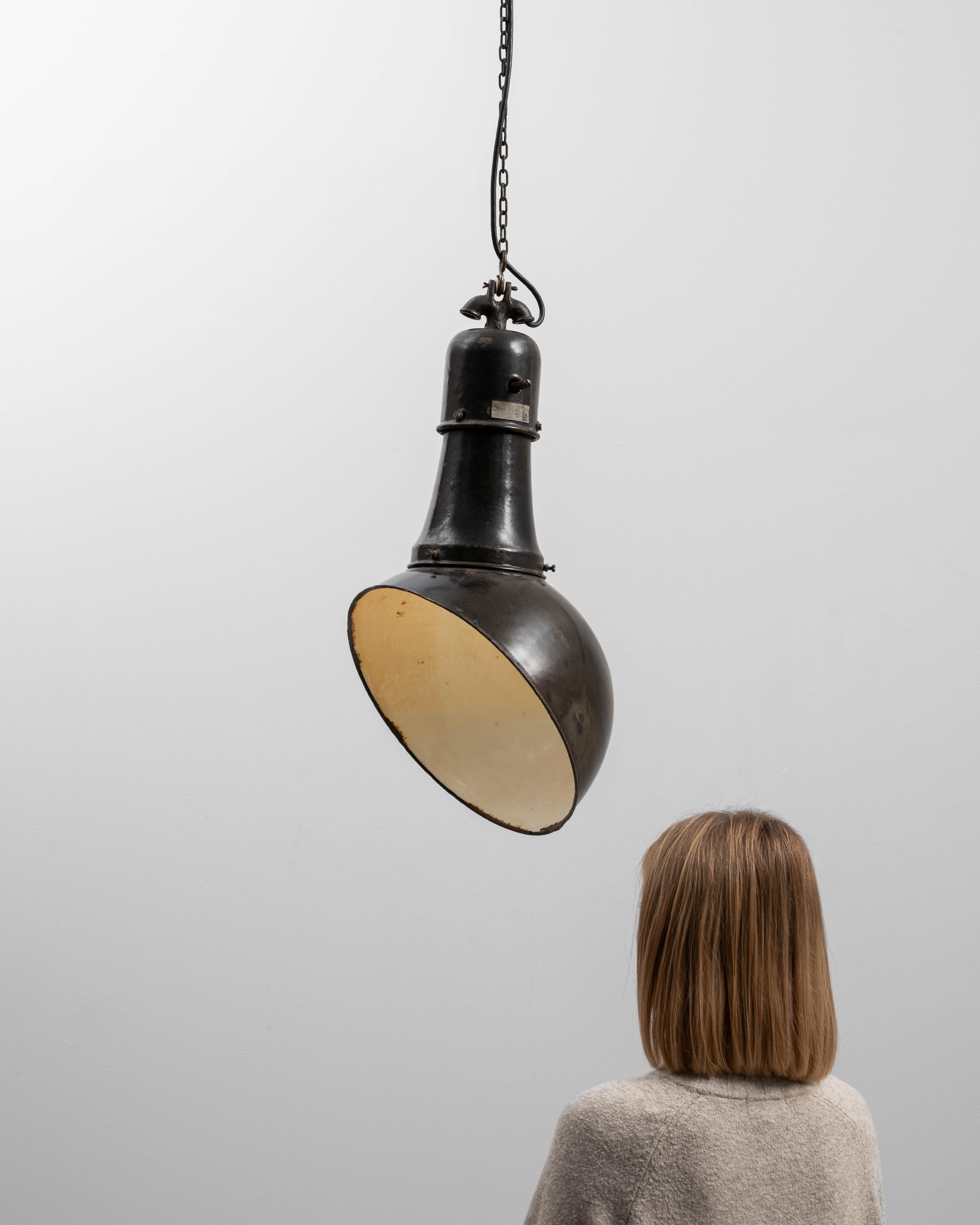 Lampada a sospensione angolare in metallo ceco del 1930 In condizioni buone in vendita a High Point, NC