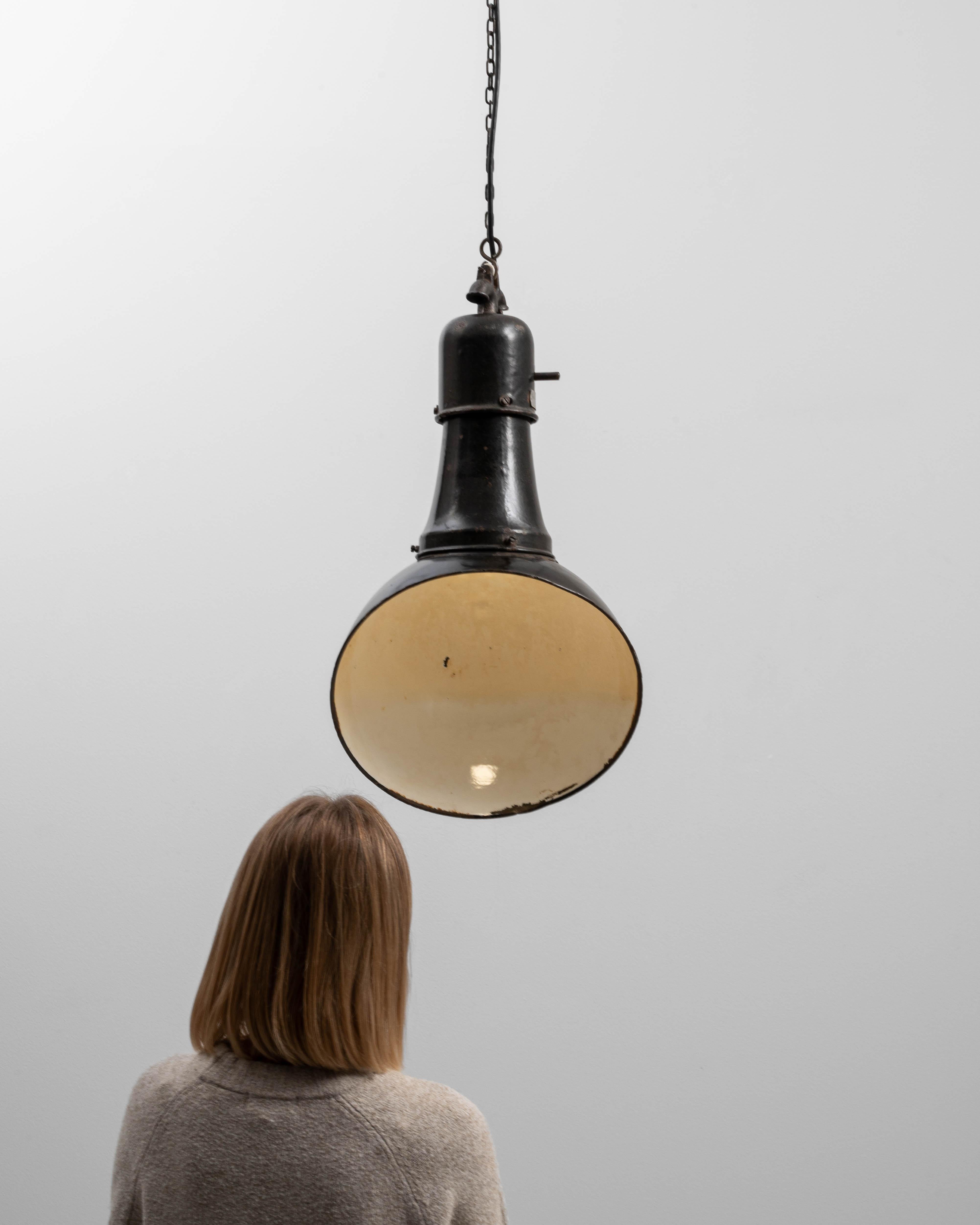 Lampada a sospensione angolare in metallo ceco del 1930 in vendita 1