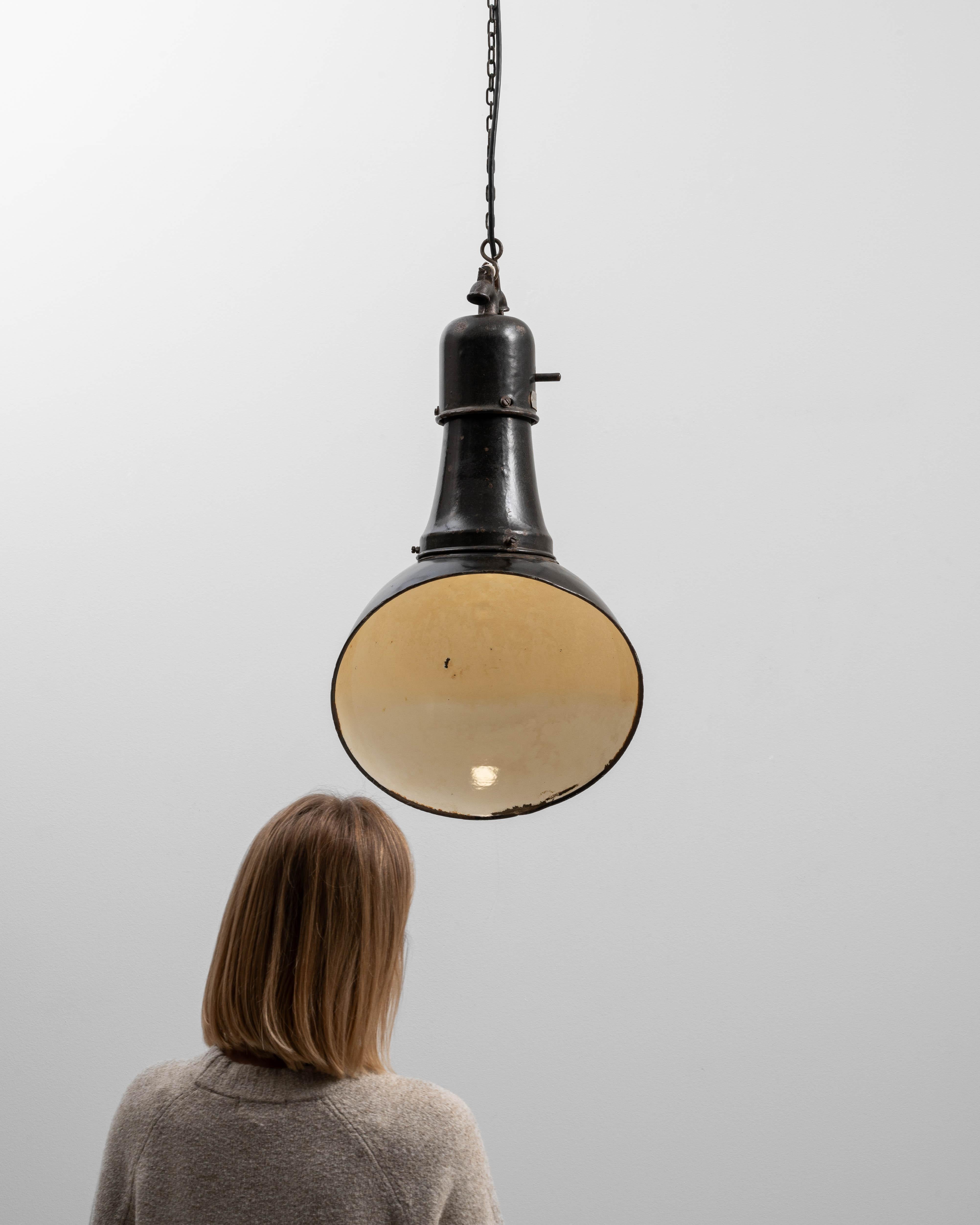 Lampada a sospensione angolare in metallo ceco del 1930 in vendita 2