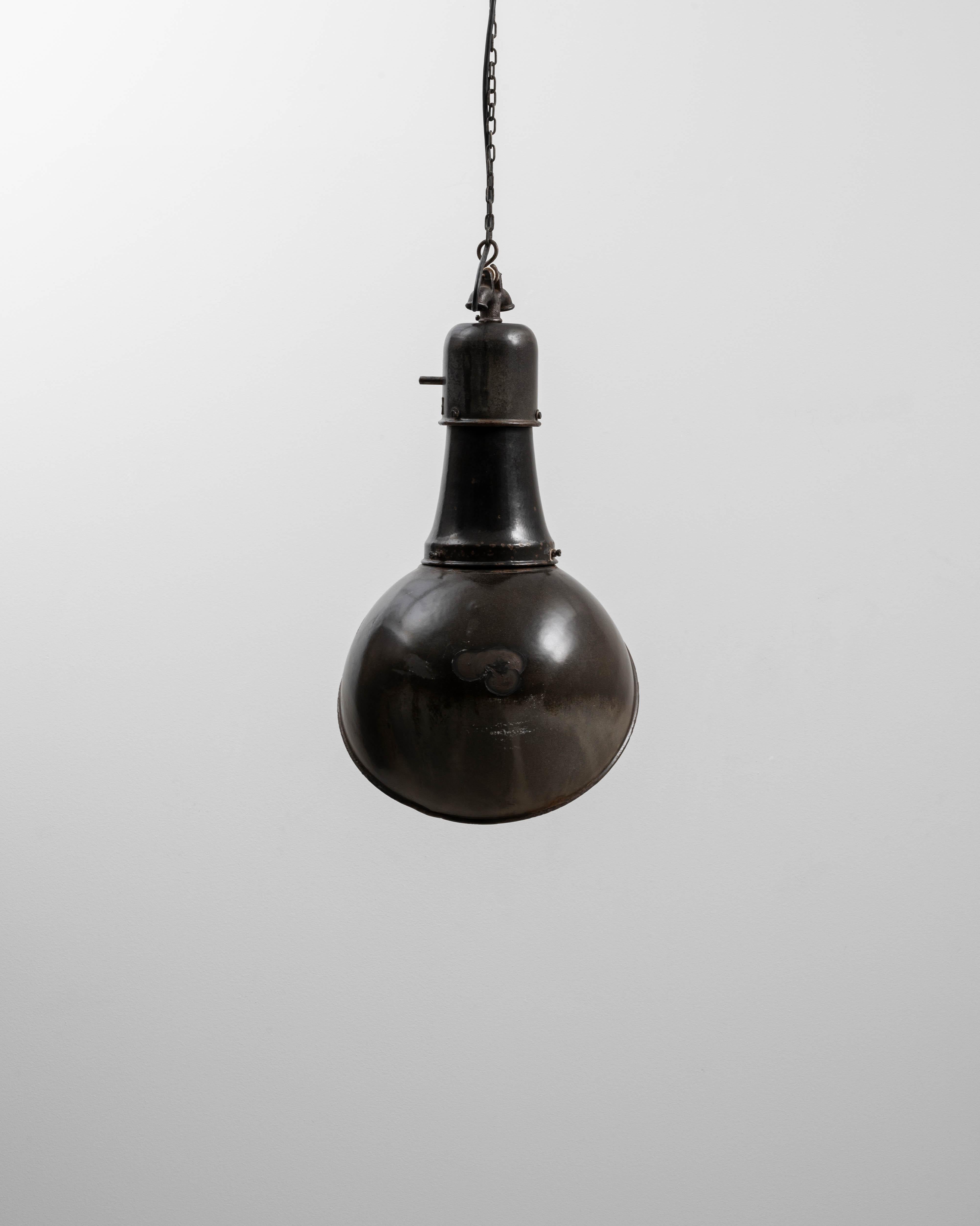 Lampada a sospensione angolare in metallo ceco del 1930 in vendita 3