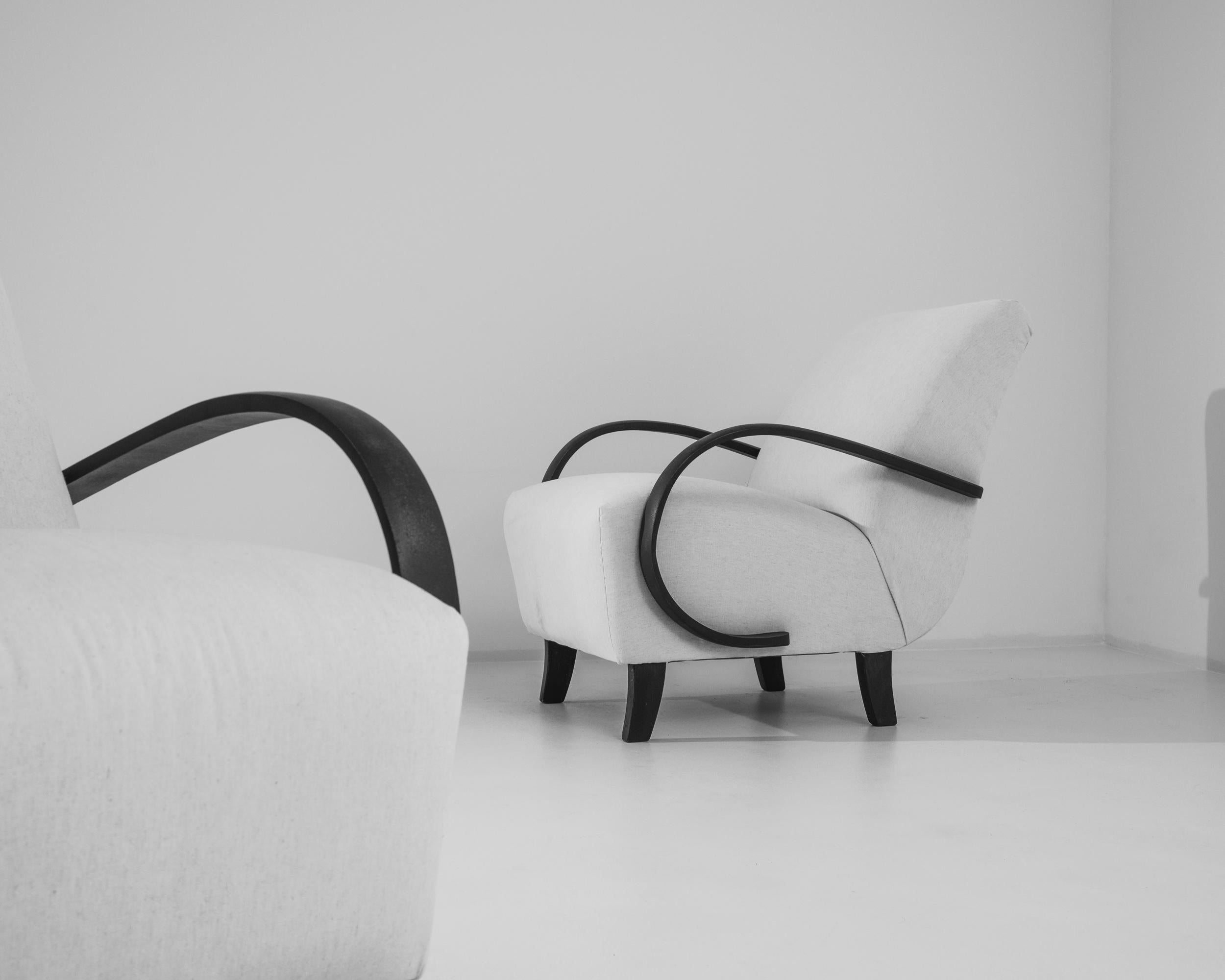 Tissu d'ameublement Paire de fauteuils tapissés tchèques des années 1930 par J. Halabala en vente