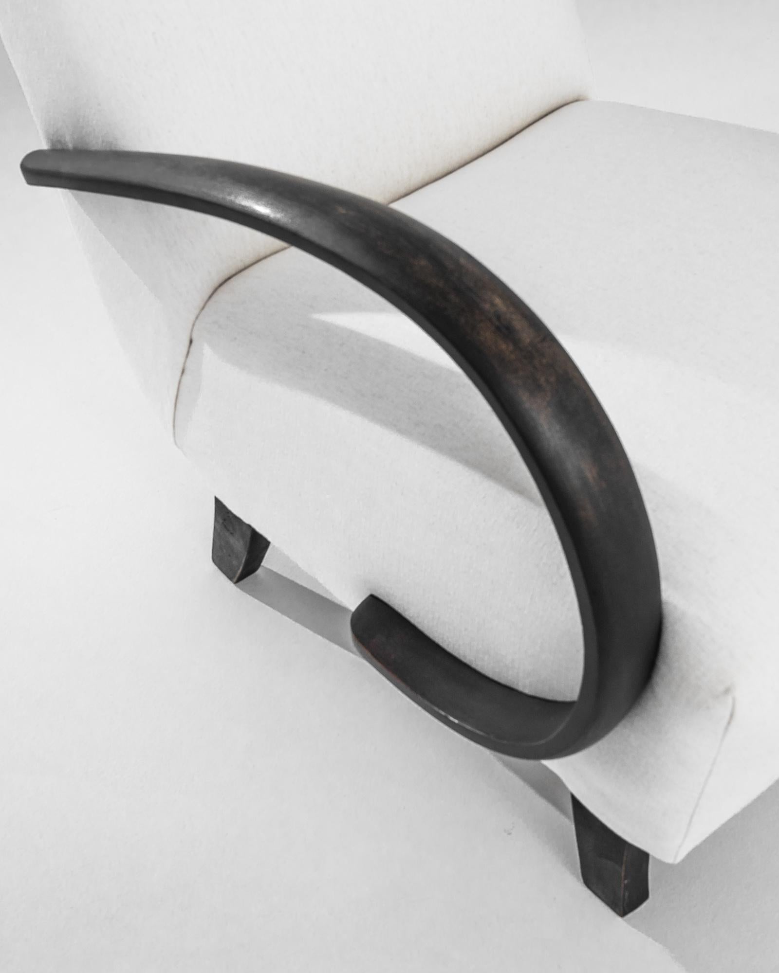 Ajoutez une touche d'élégance Art déco à votre intérieur avec ce superbe fauteuil en bois tchèque des années 1930, signé J. Halabala. Réputé pour ses designs innovants, le savoir-faire d'Halabala est évident dans cette pièce exquise, dotée