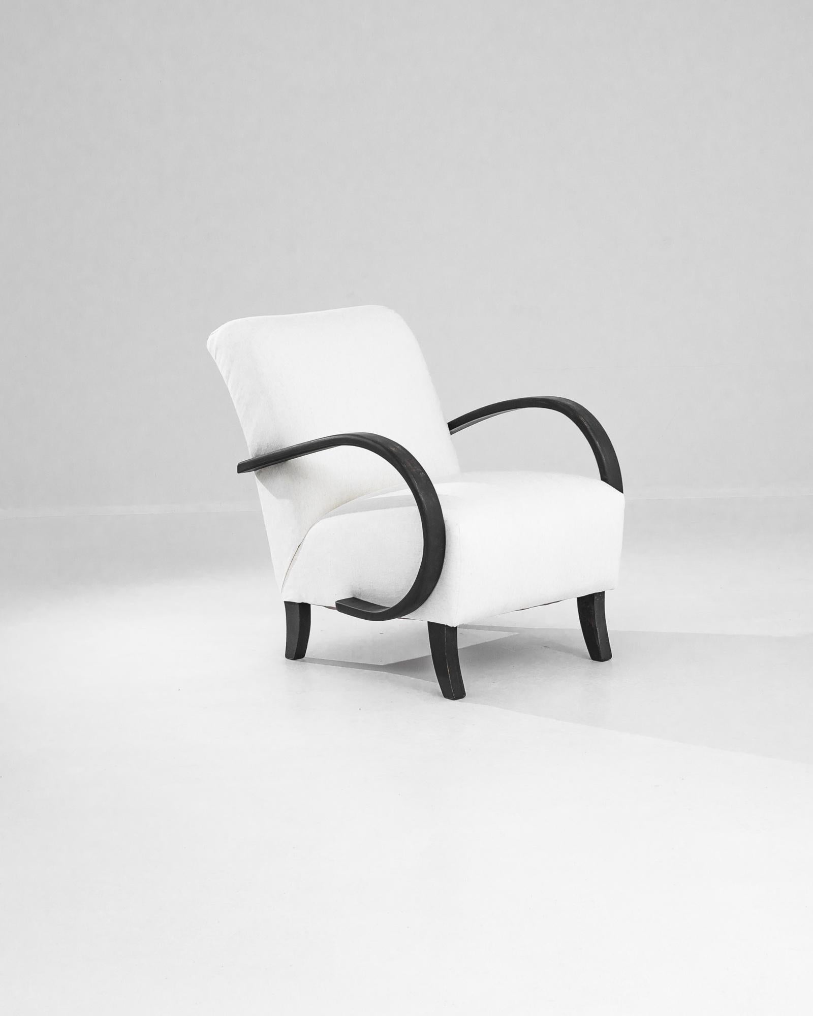 Ajoutez une touche d'élégance Art déco à votre intérieur avec ce superbe fauteuil en bois tchèque des années 1930, signé J. Halabala. Réputé pour ses designs innovants, le savoir-faire d'Halabala est évident dans cette pièce exquise, dotée