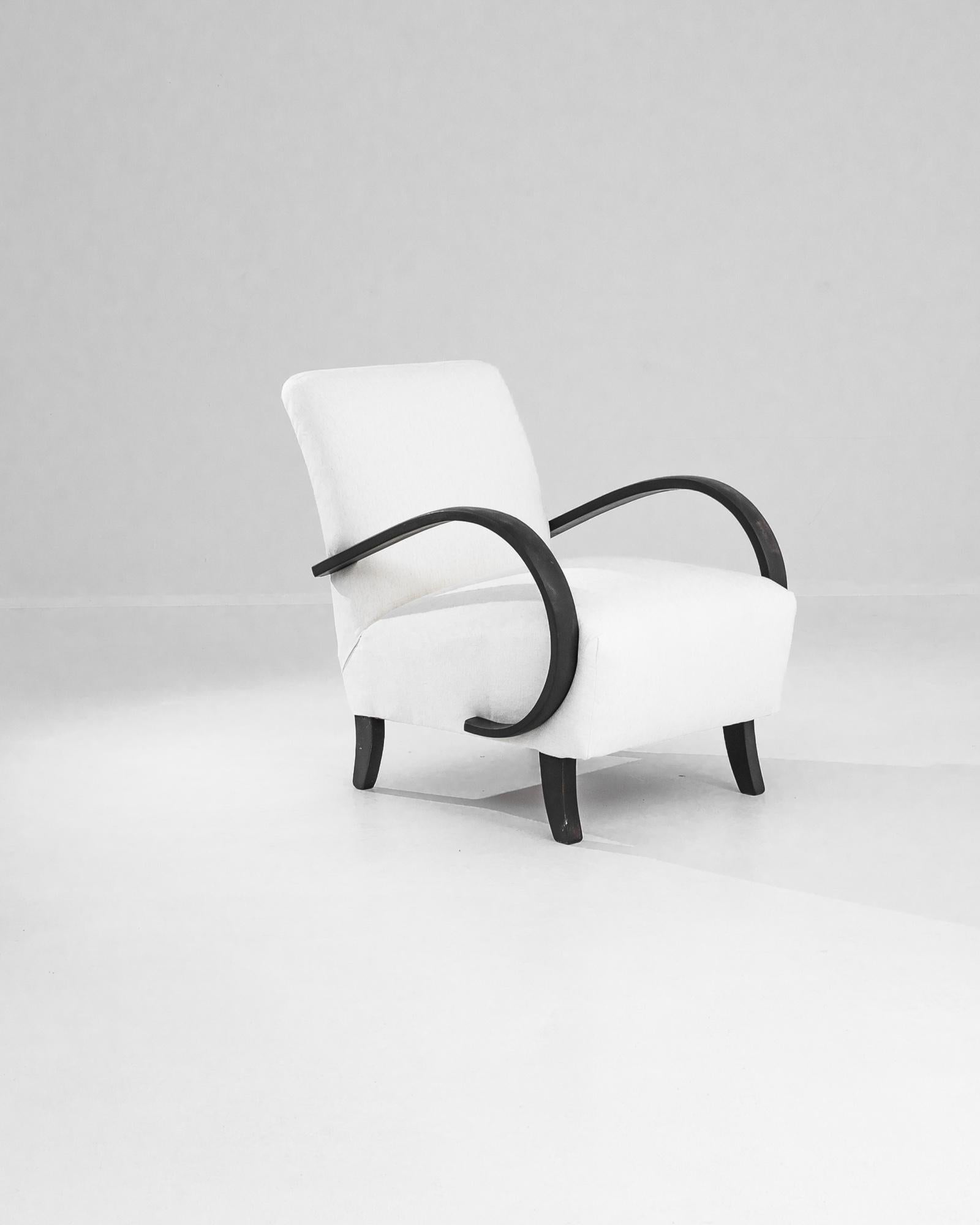 Ajoutez une touche d'élégance Art déco à votre intérieur avec ce superbe fauteuil en bois tchèque des années 1930, signé J. Halabala. Réputé pour ses designs innovants, le savoir-faire d'Halabala est évident dans cette pièce exquise, dotée