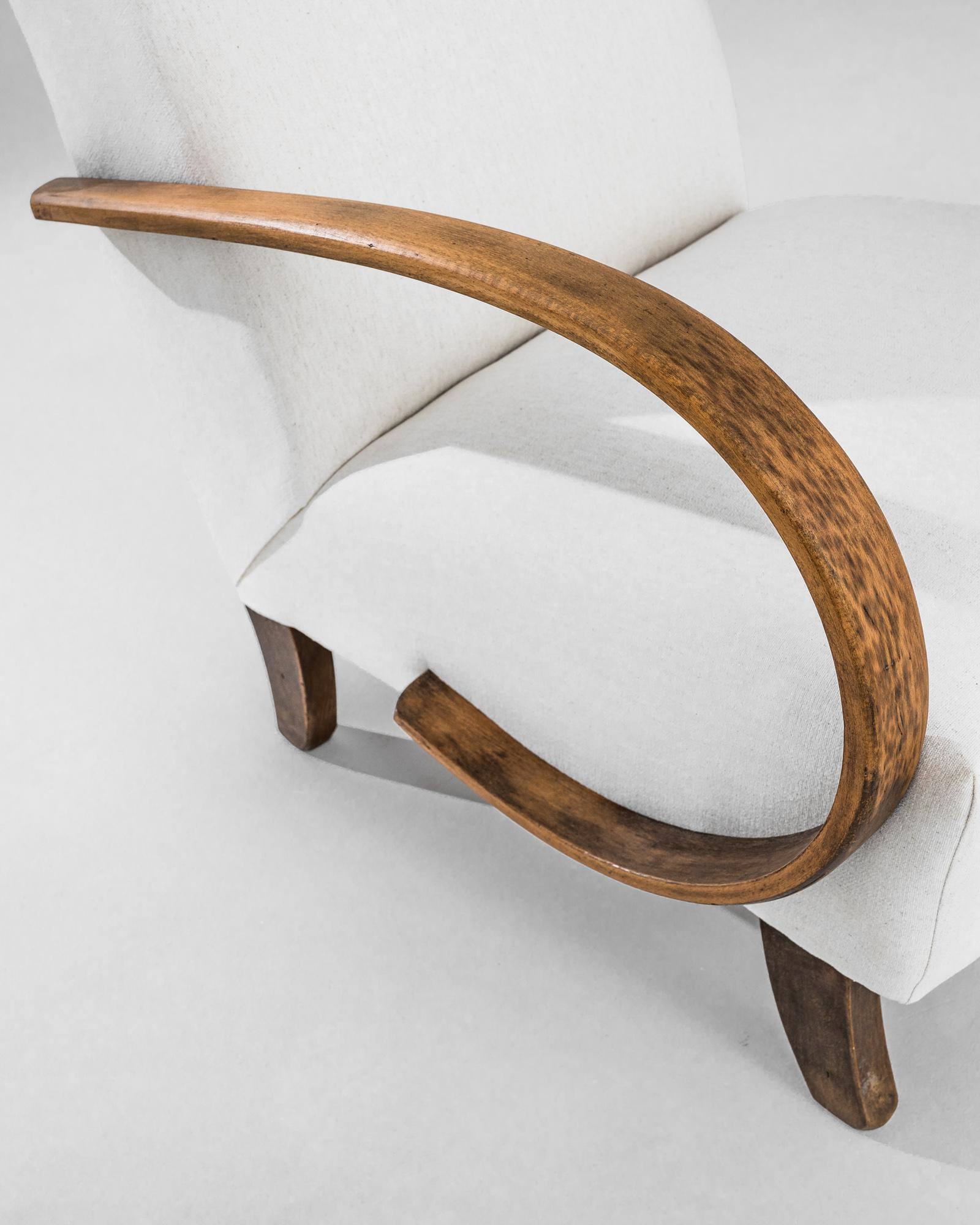 Découvrez l'élégance intemporelle de ce fauteuil en bois tchèque des années 1930, un chef-d'œuvre réalisé par le célèbre designer J. Halabala. Cette pièce exquise présente un mélange parfait d'esthétique moderne du milieu du siècle et d'artisanat de