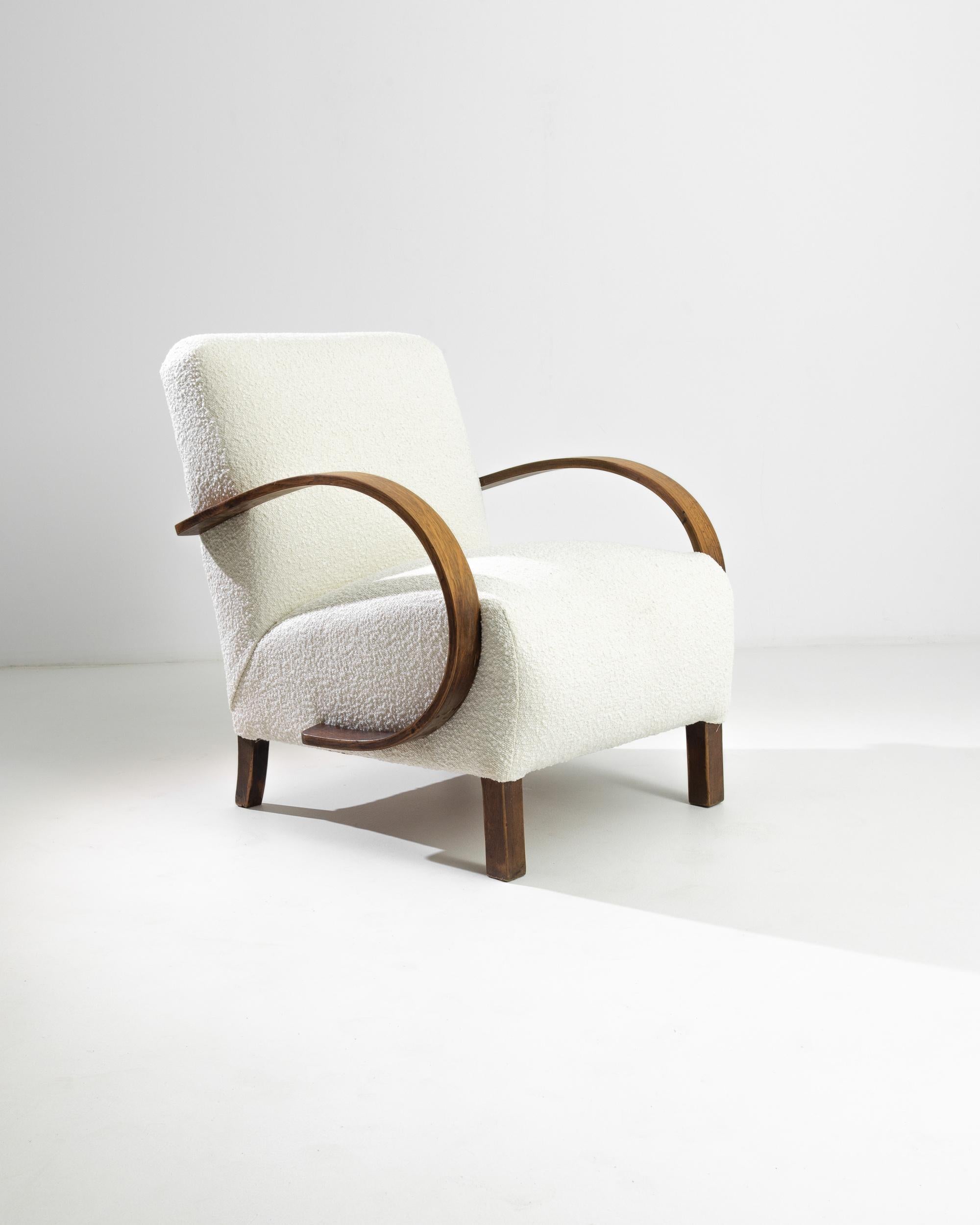 Abbraccia il fascino e la raffinatezza degli anni '30 con questa squisita poltrona in legno ceca del leggendario designer J. Halabala. Vera e propria icona del design Art Déco, questa poltrona presenta i caratteristici braccioli in legno di